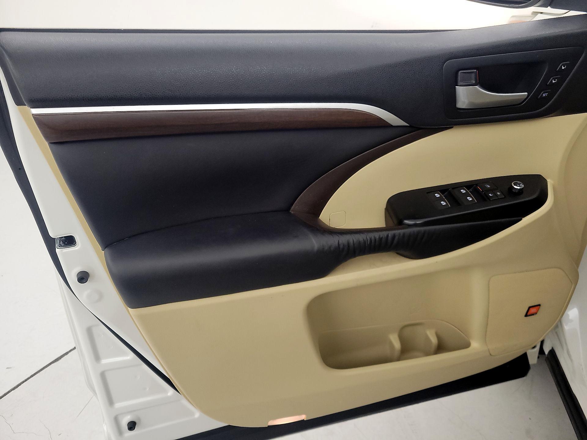 Thumbnail: 2016 Toyota Highlander - 12