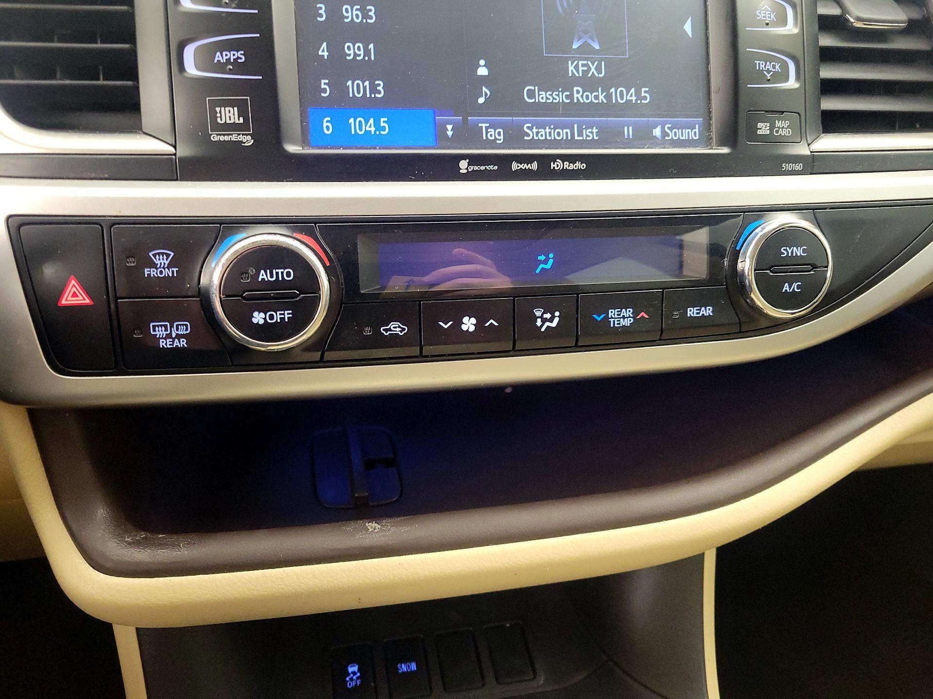 Thumbnail: 2016 Toyota Highlander - 17