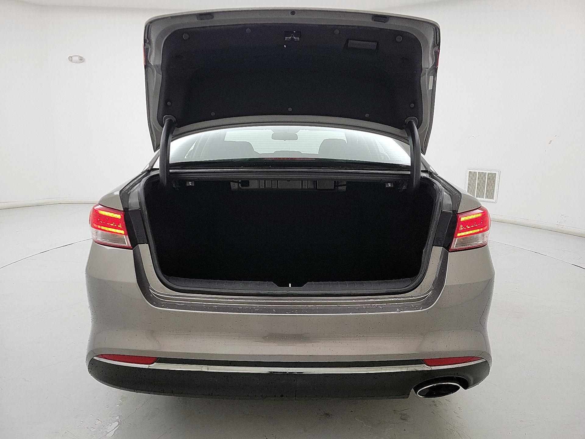 Thumbnail: 2016 Kia Optima - 18