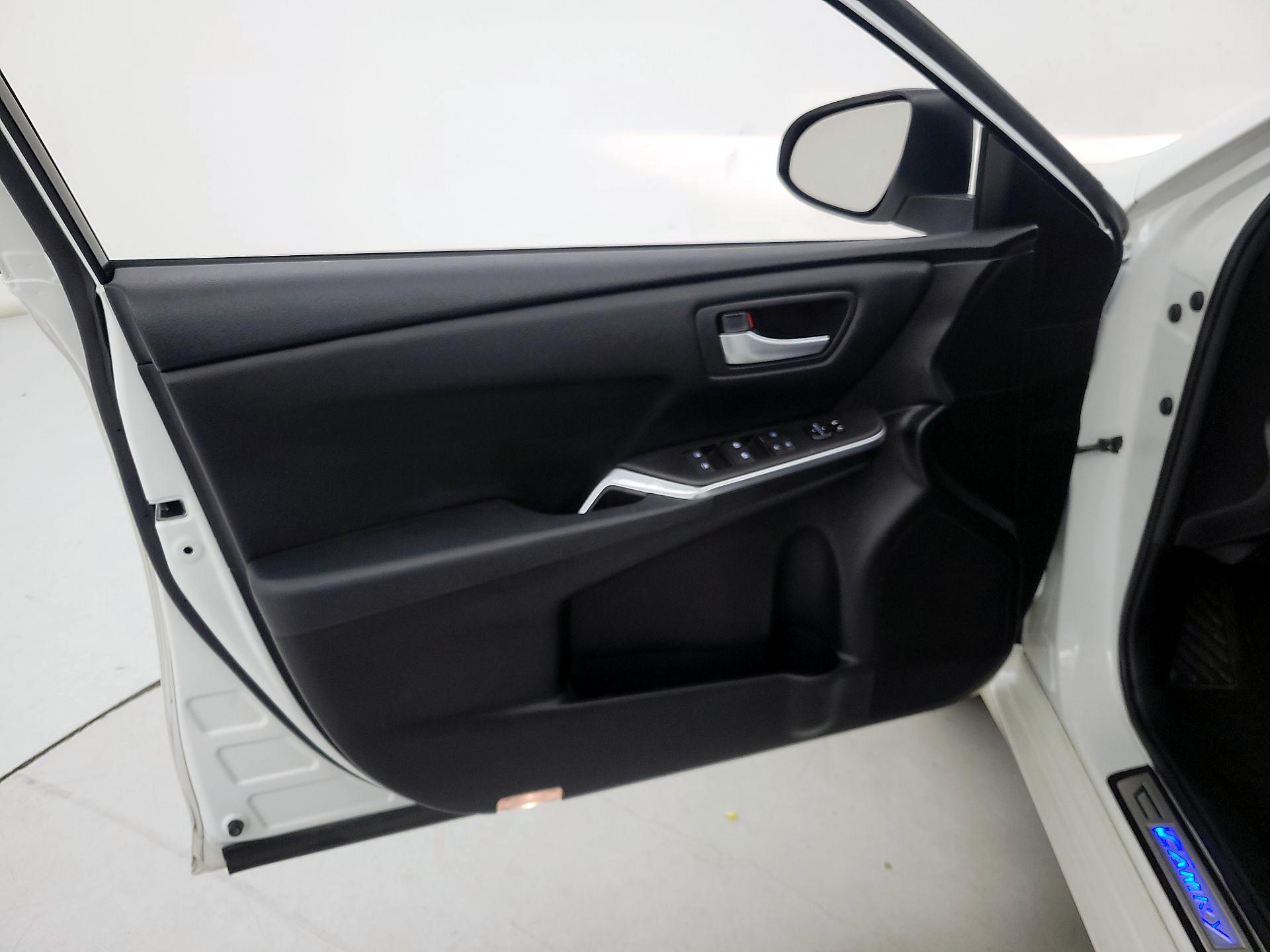 Thumbnail: 2016 Toyota Camry - 12