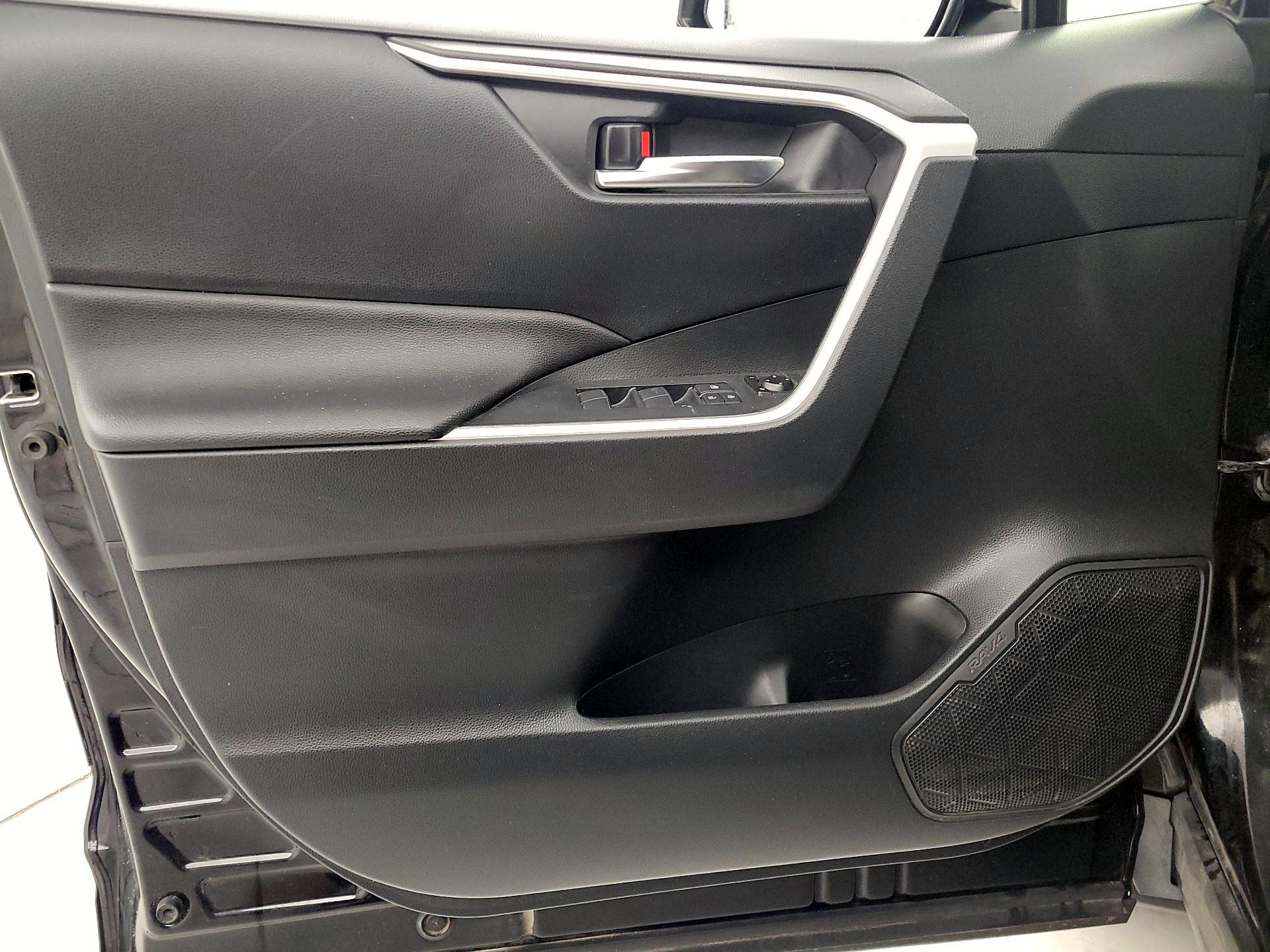 Thumbnail: 2019 Toyota RAV4 - 12