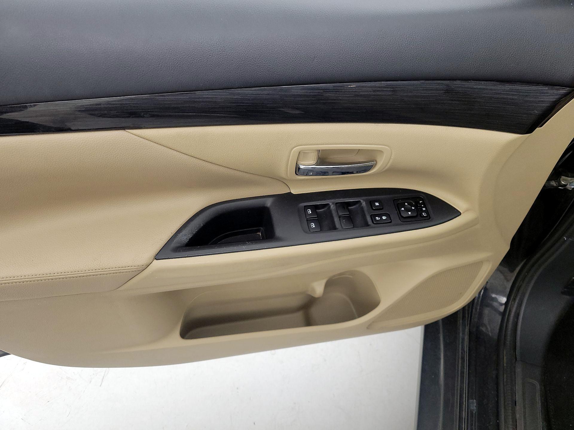 Thumbnail: 2017 Mitsubishi Outlander - 12