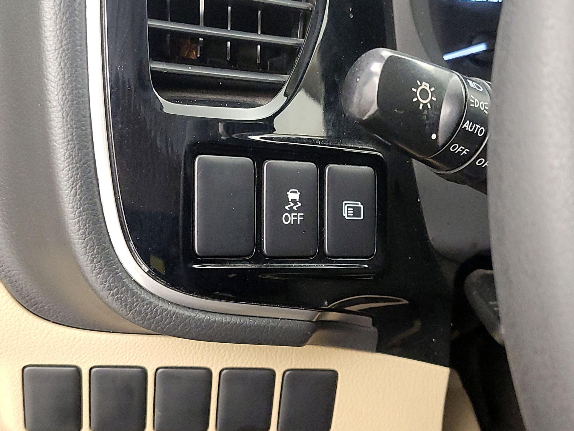 Thumbnail: 2017 Mitsubishi Outlander - 13