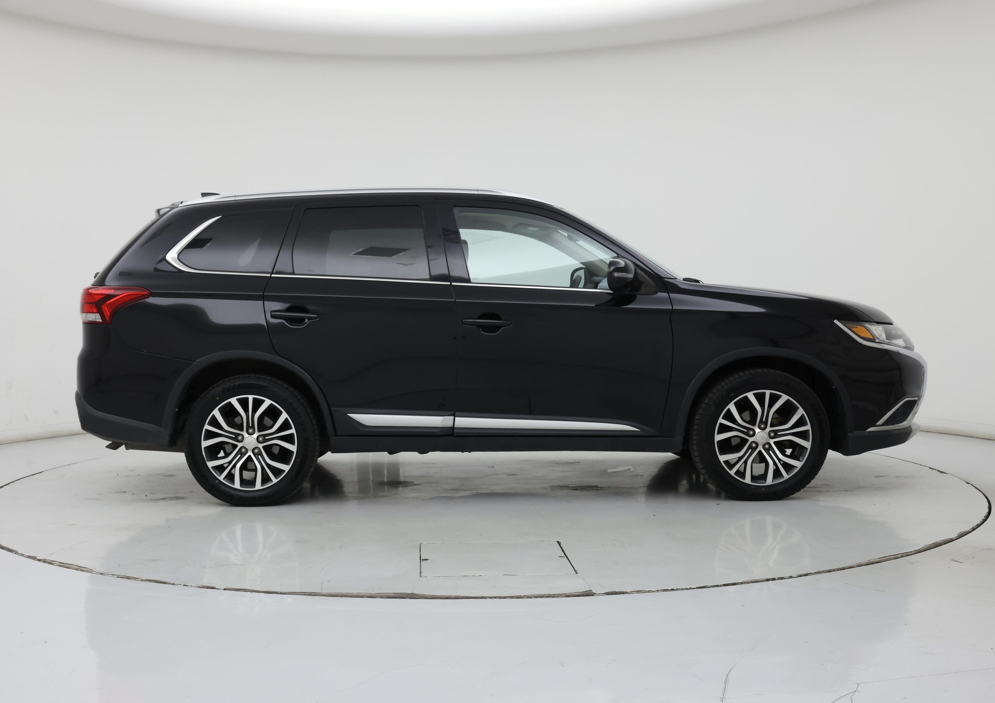 Thumbnail: 2017 Mitsubishi Outlander - 7