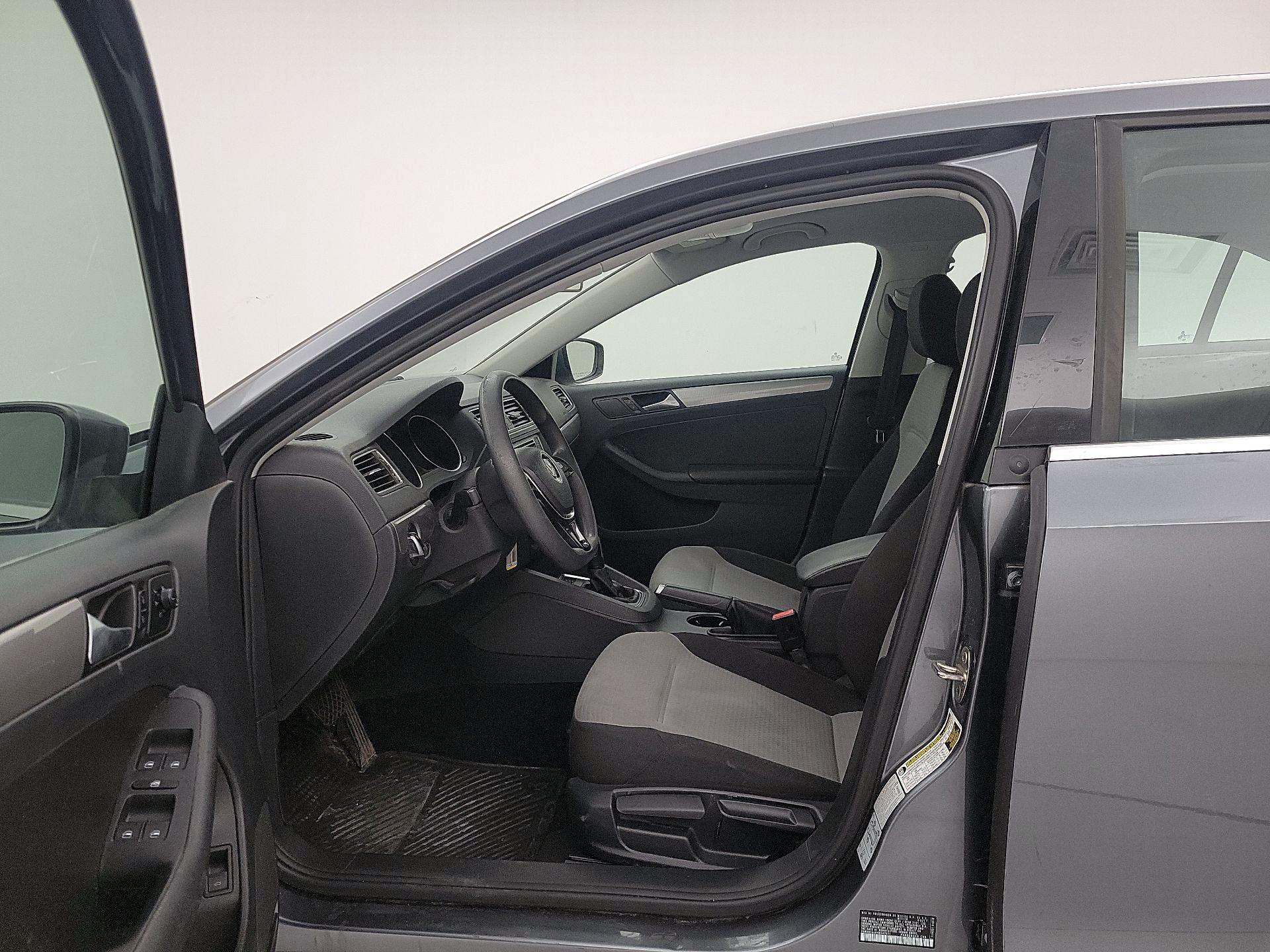 Thumbnail: 2017 Volkswagen Jetta - 9