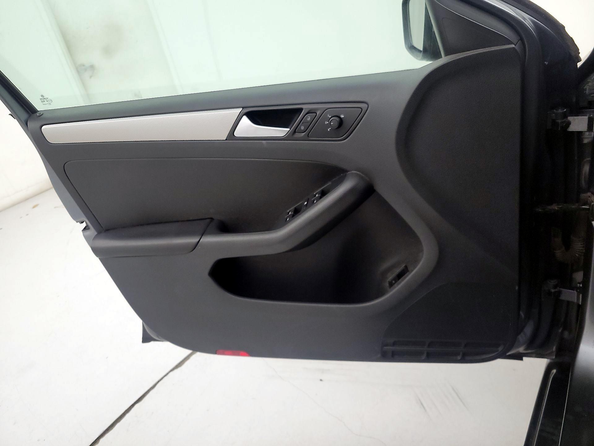 Thumbnail: 2017 Volkswagen Jetta - 10