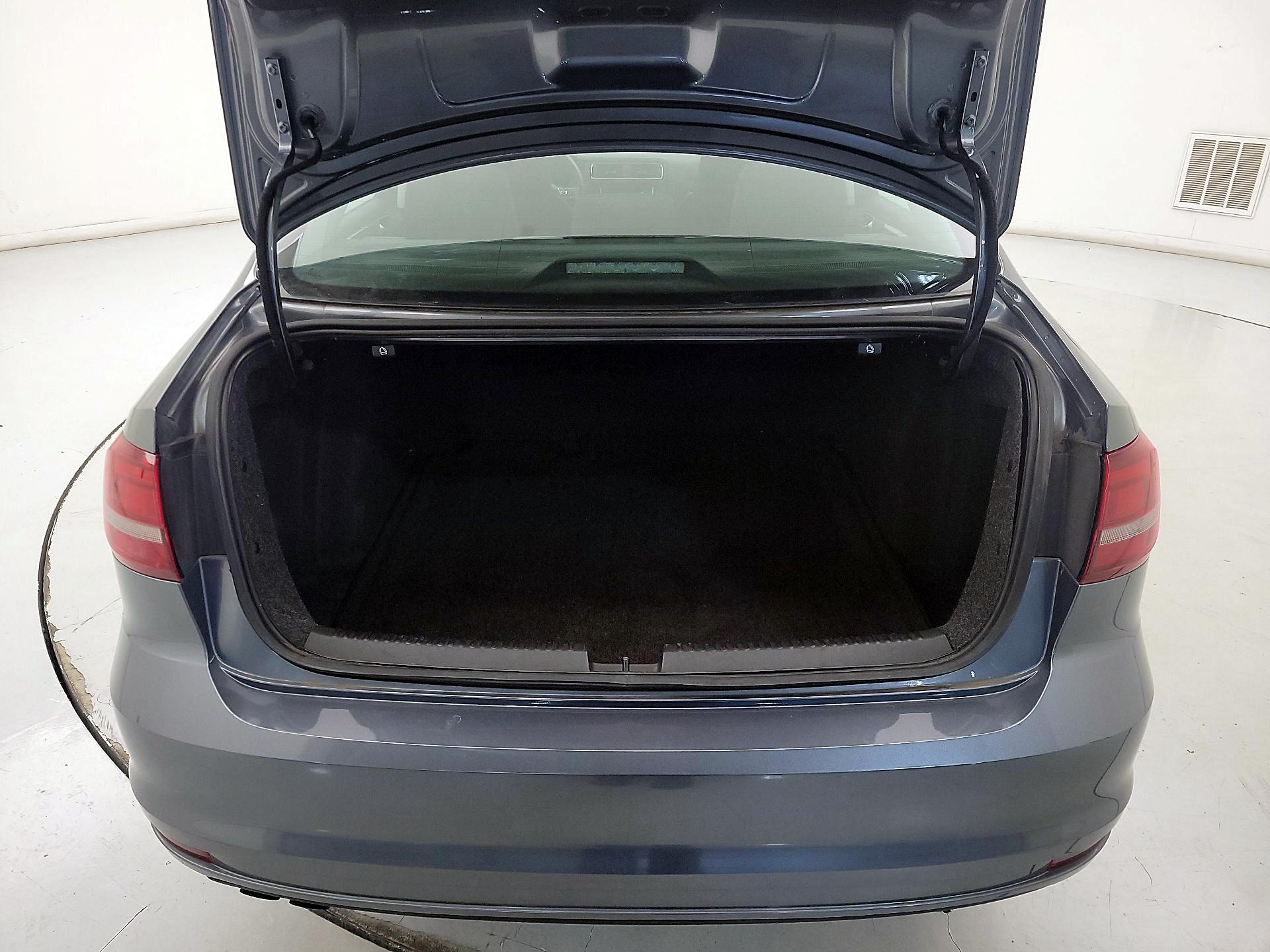 Thumbnail: 2017 Volkswagen Jetta - 18