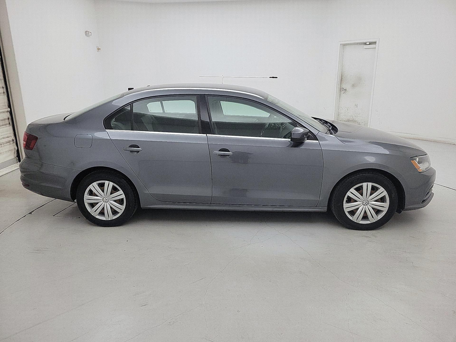 Thumbnail: 2017 Volkswagen Jetta - 4