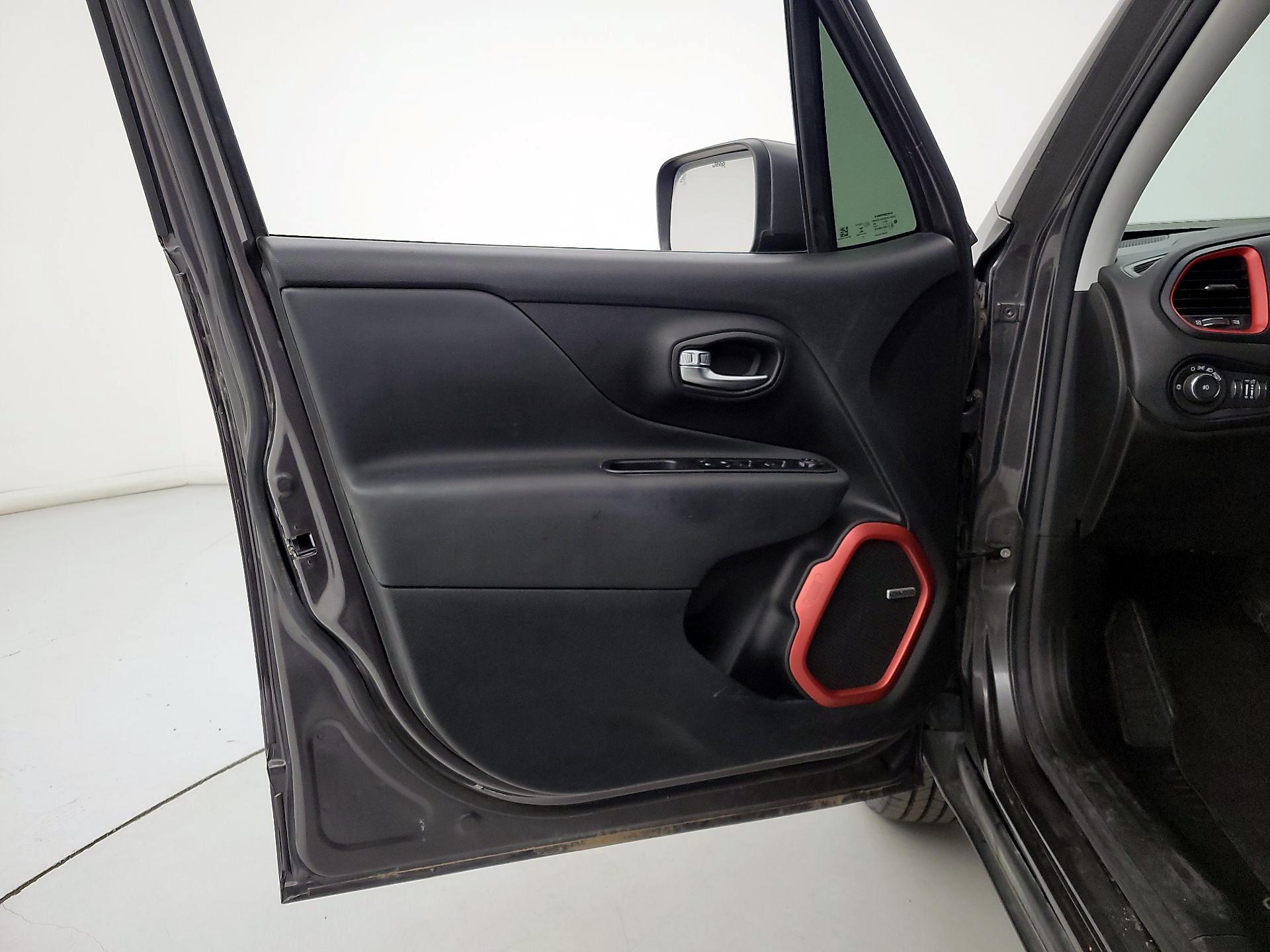 Thumbnail: 2021 Jeep Renegade - 10