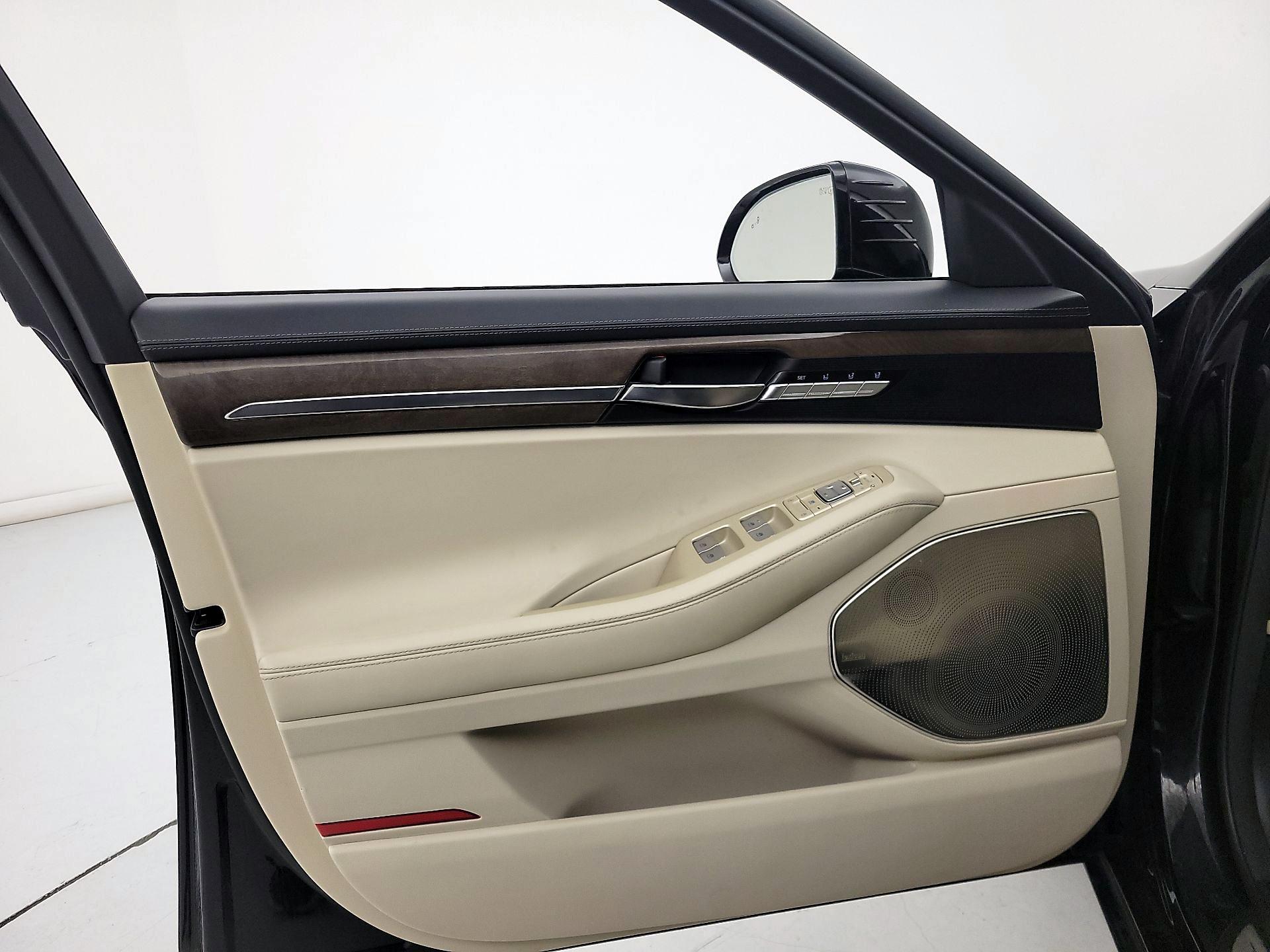 Thumbnail: 2017 Genesis G90 - 12