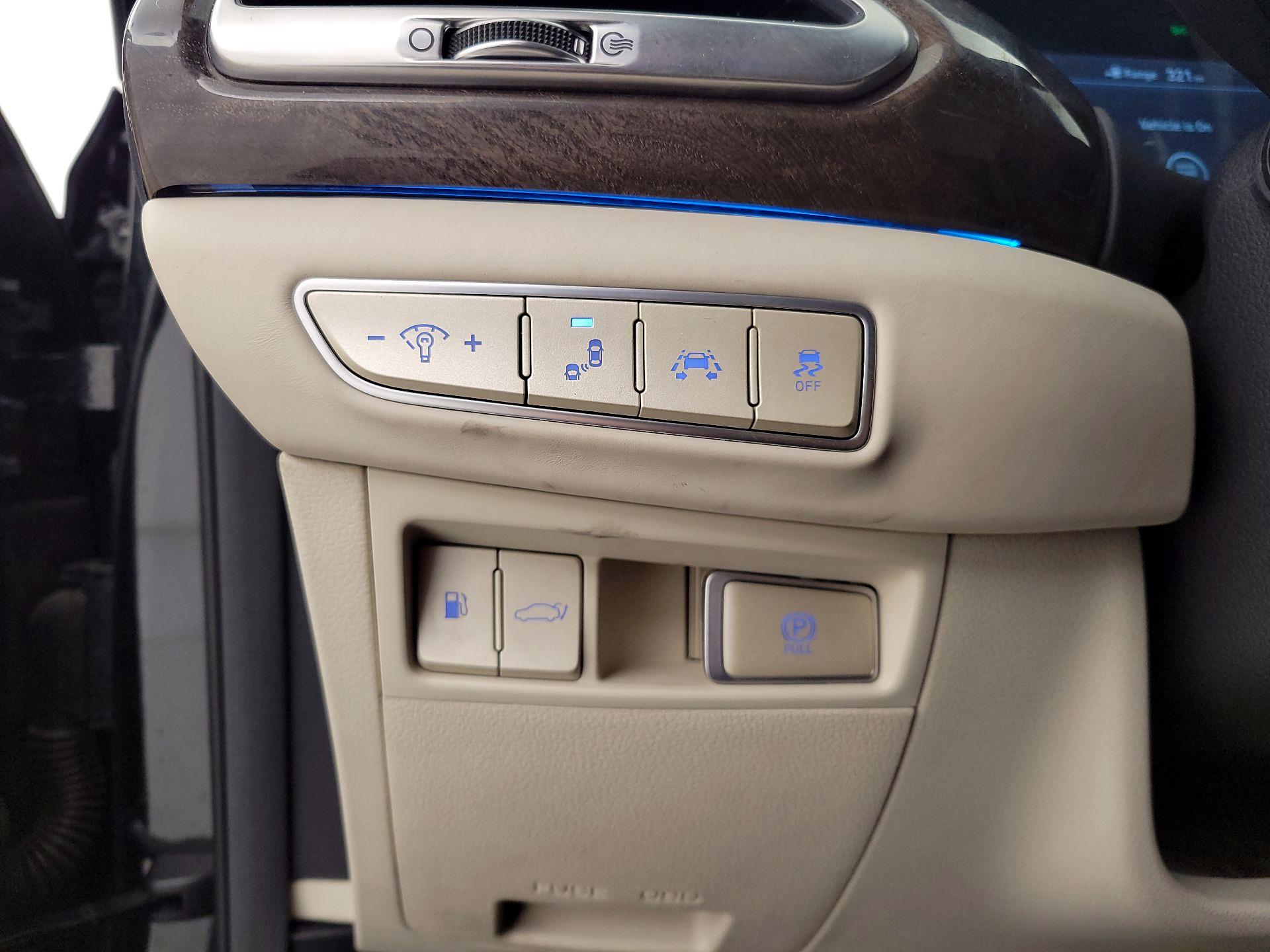 Thumbnail: 2017 Genesis G90 - 13