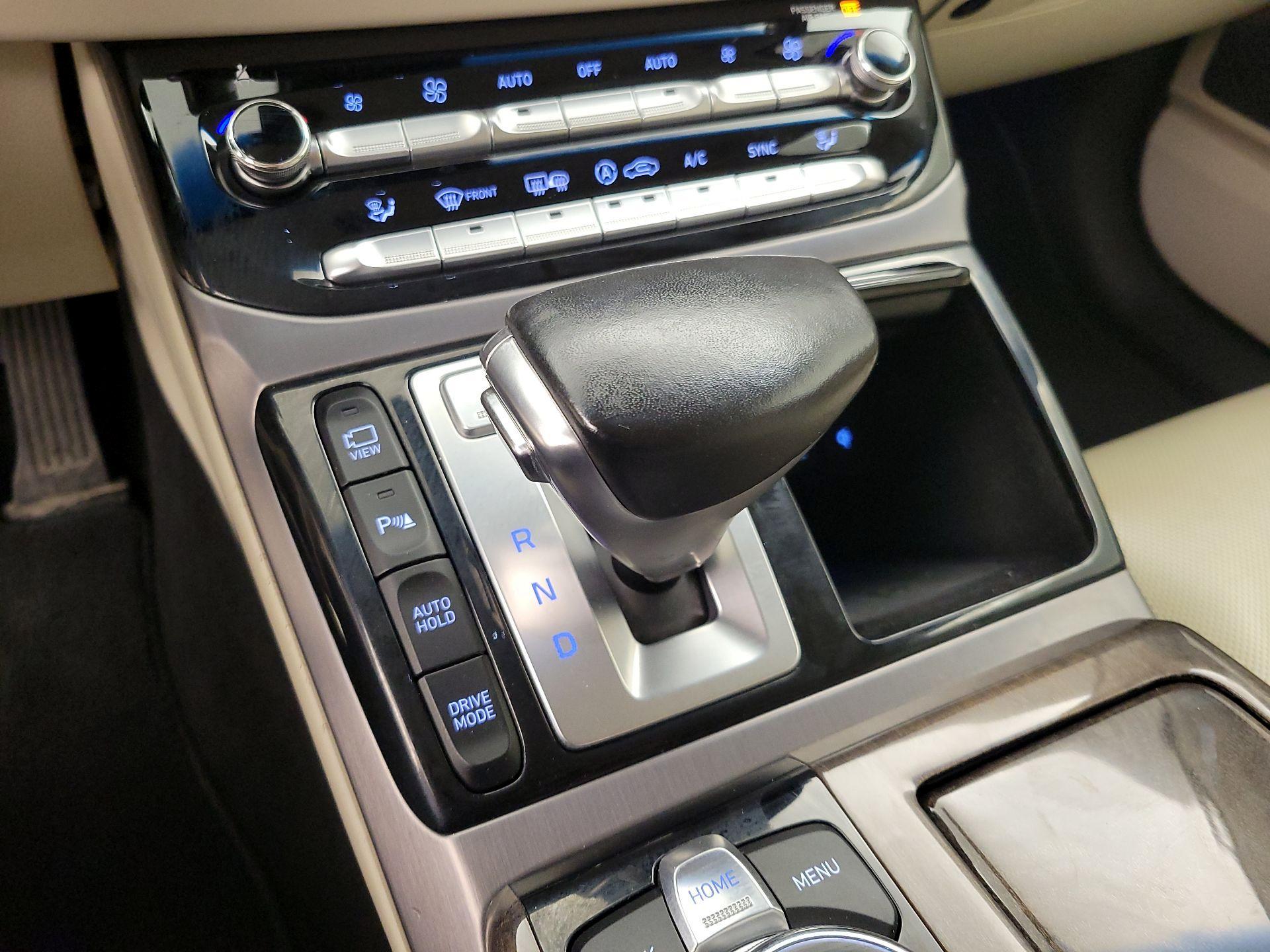 Thumbnail: 2017 Genesis G90 - 18