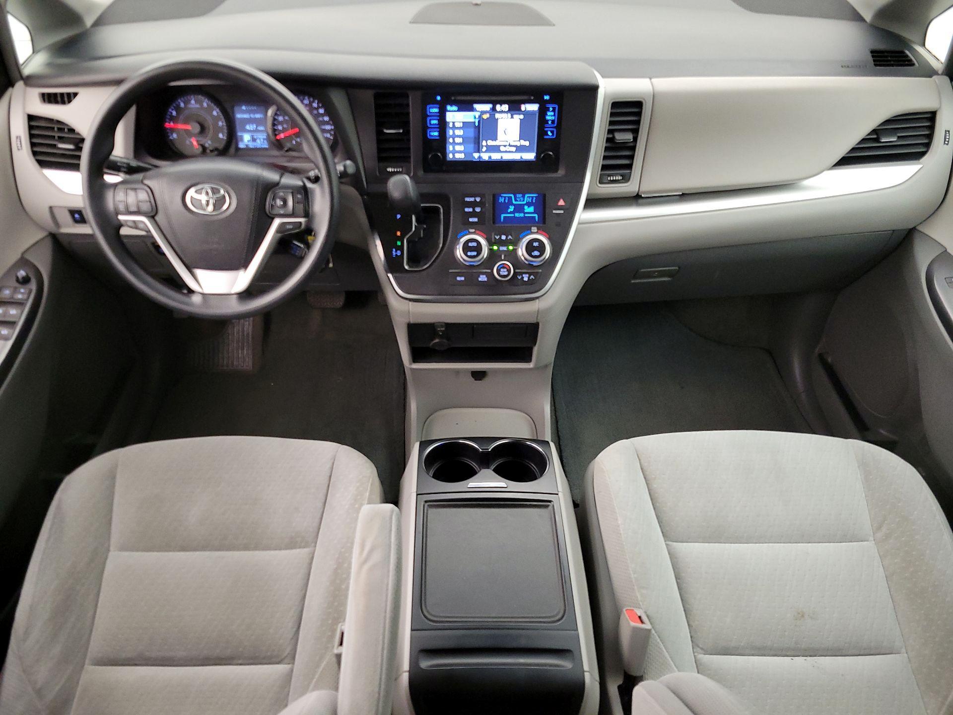 Thumbnail: 2017 Toyota Sienna - 9