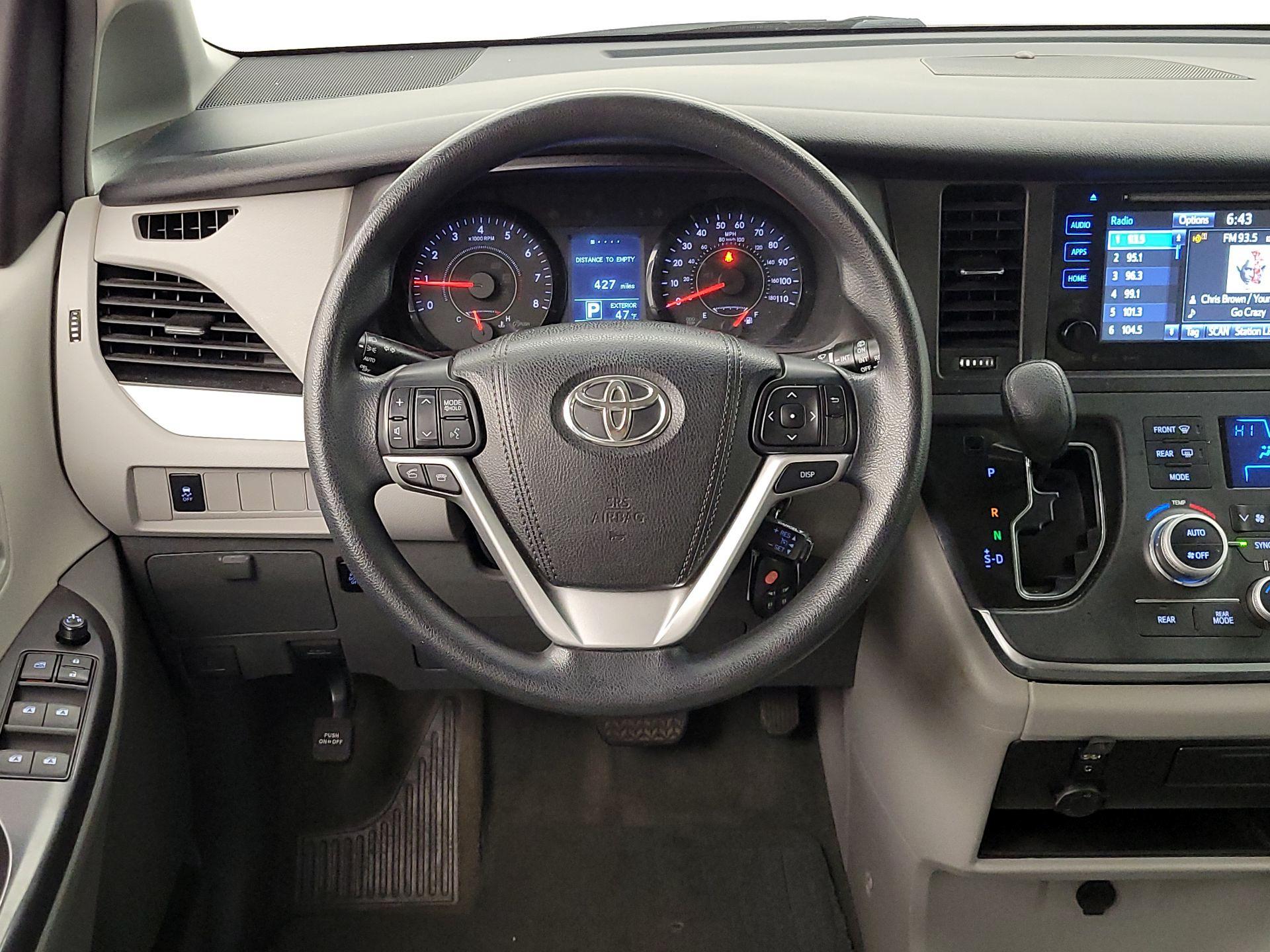 Thumbnail: 2017 Toyota Sienna - 10