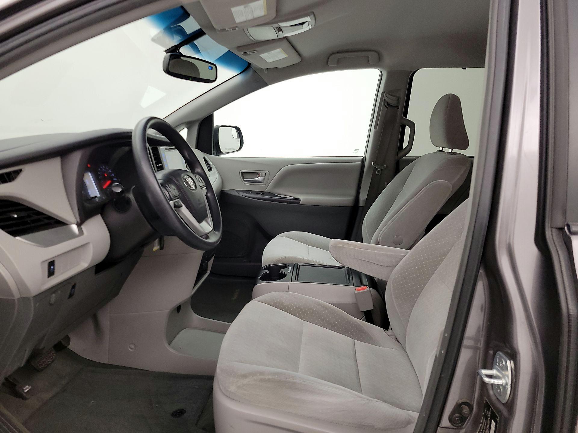 Thumbnail: 2017 Toyota Sienna - 11