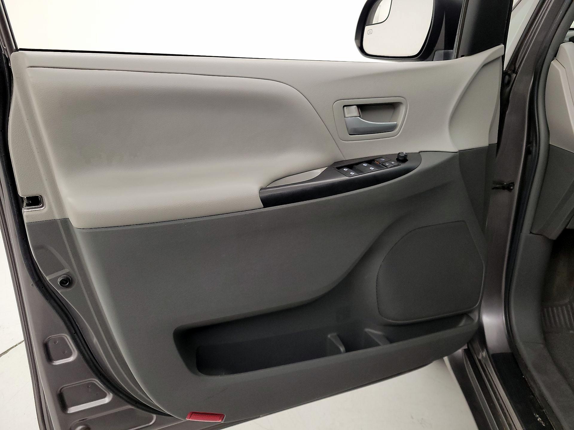 Thumbnail: 2017 Toyota Sienna - 12