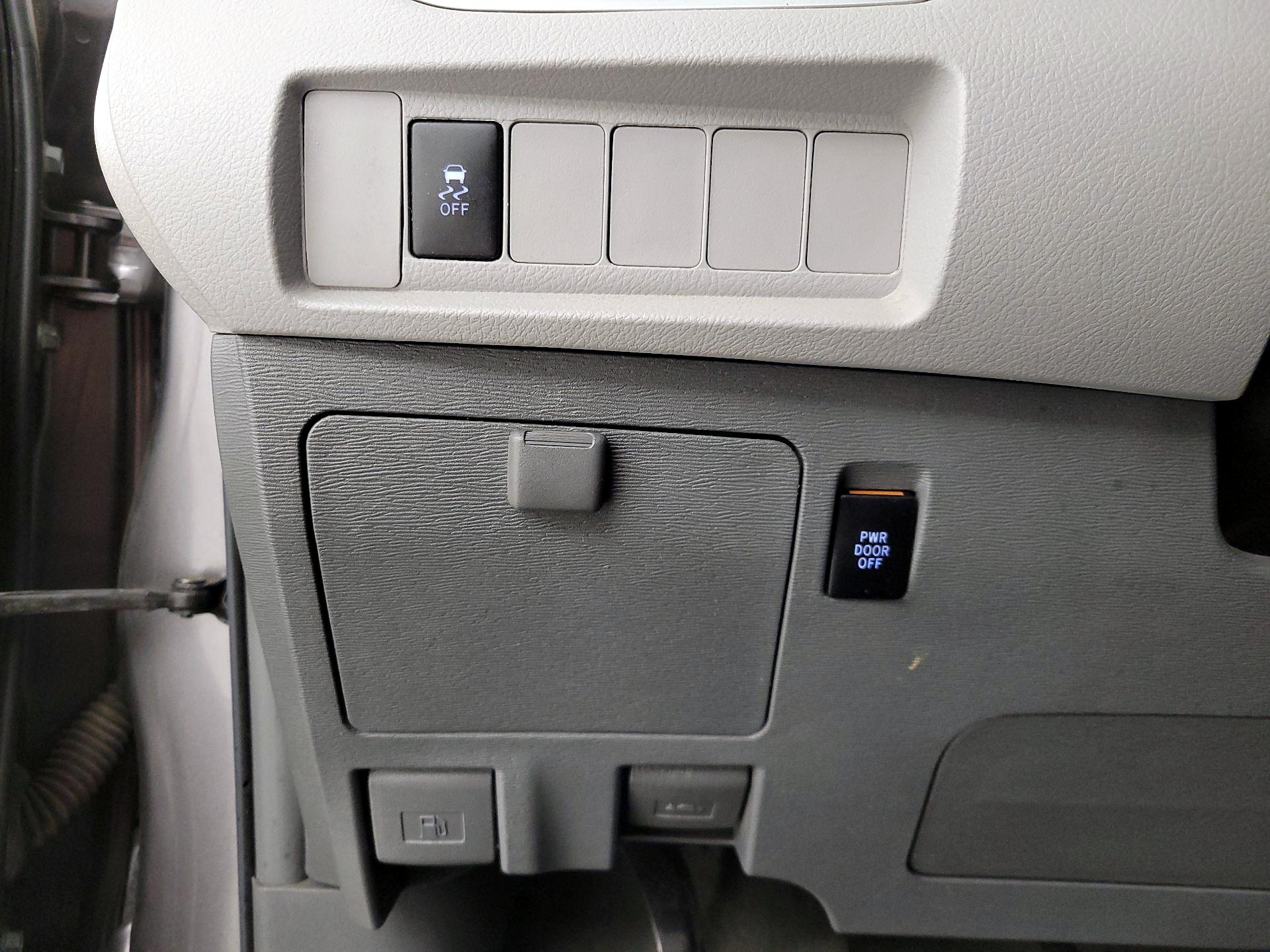 Thumbnail: 2017 Toyota Sienna - 13