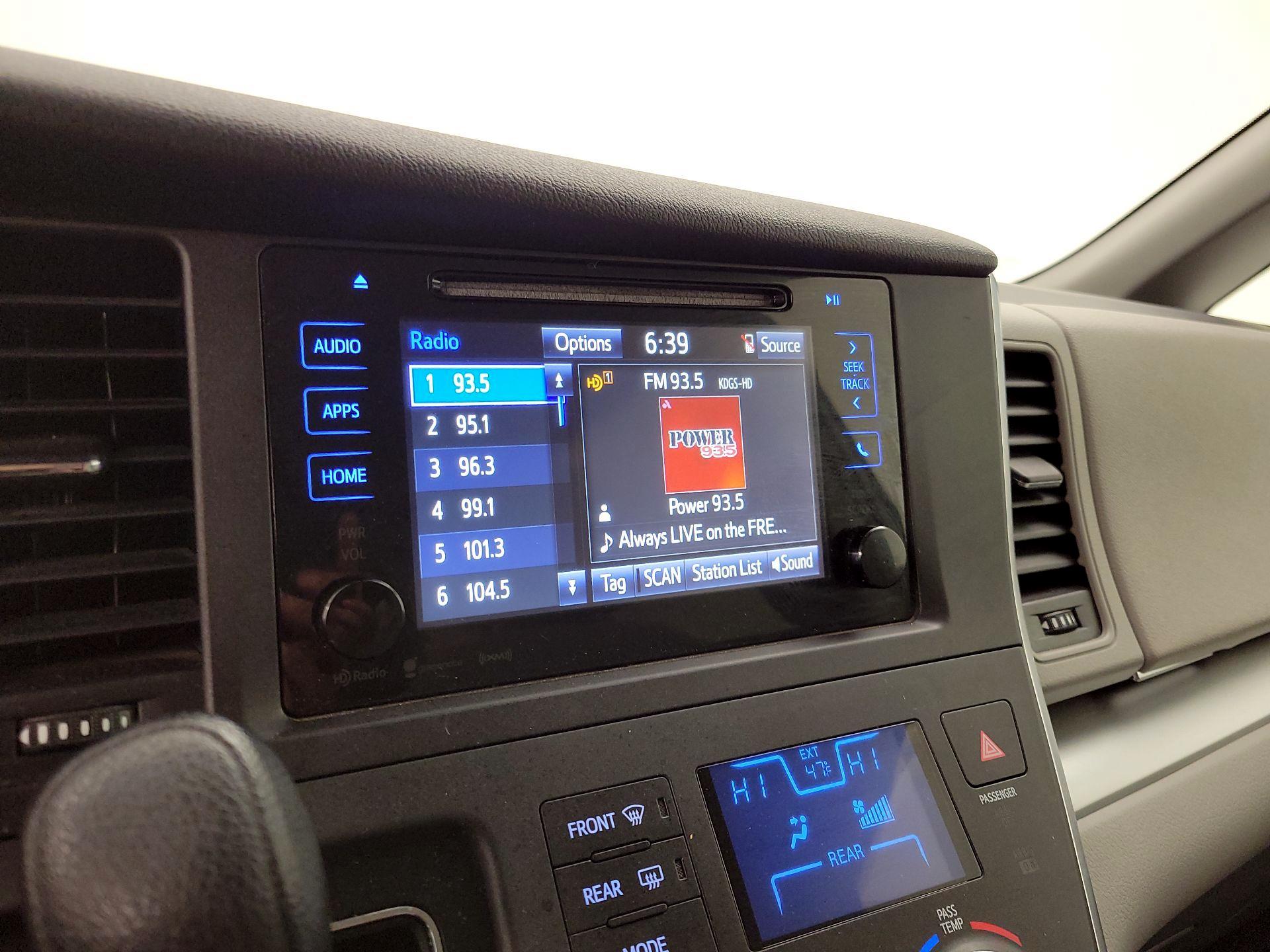 Thumbnail: 2017 Toyota Sienna - 15