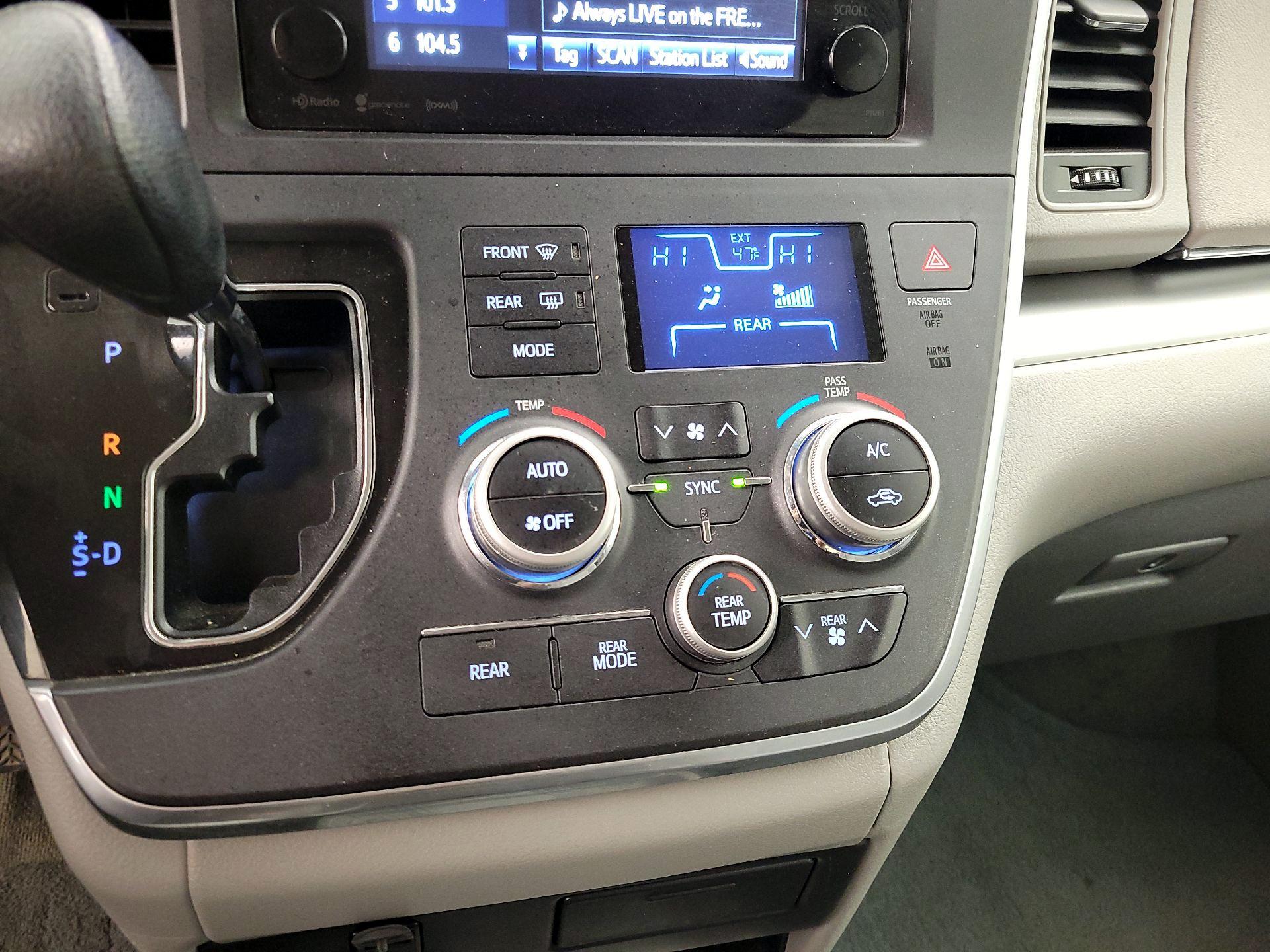 Thumbnail: 2017 Toyota Sienna - 16