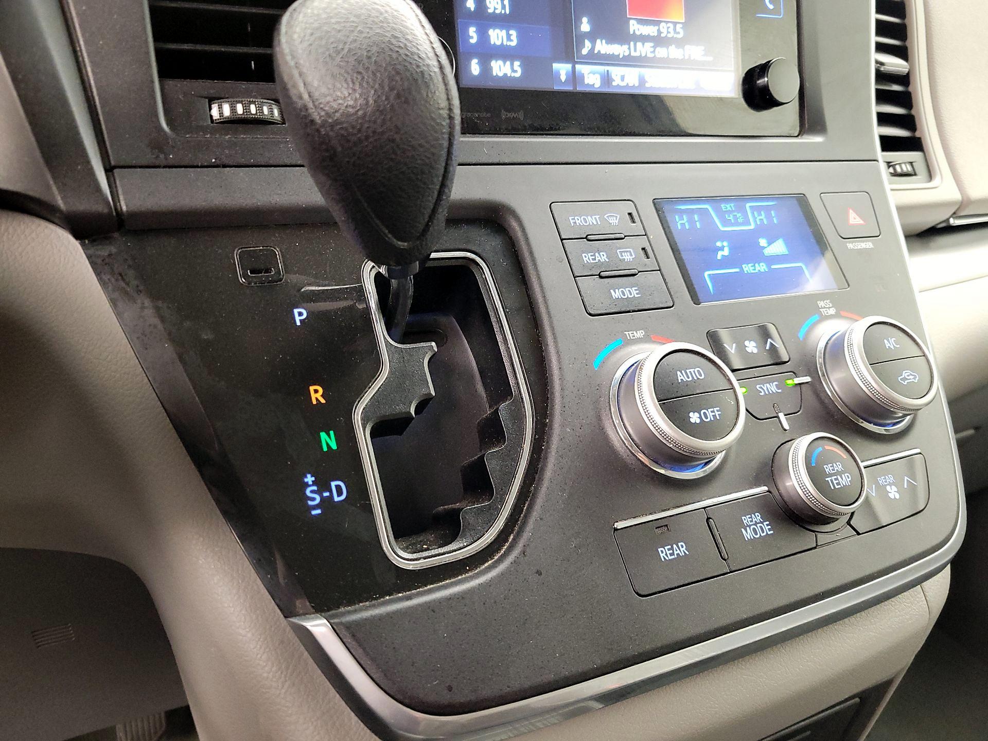 Thumbnail: 2017 Toyota Sienna - 17