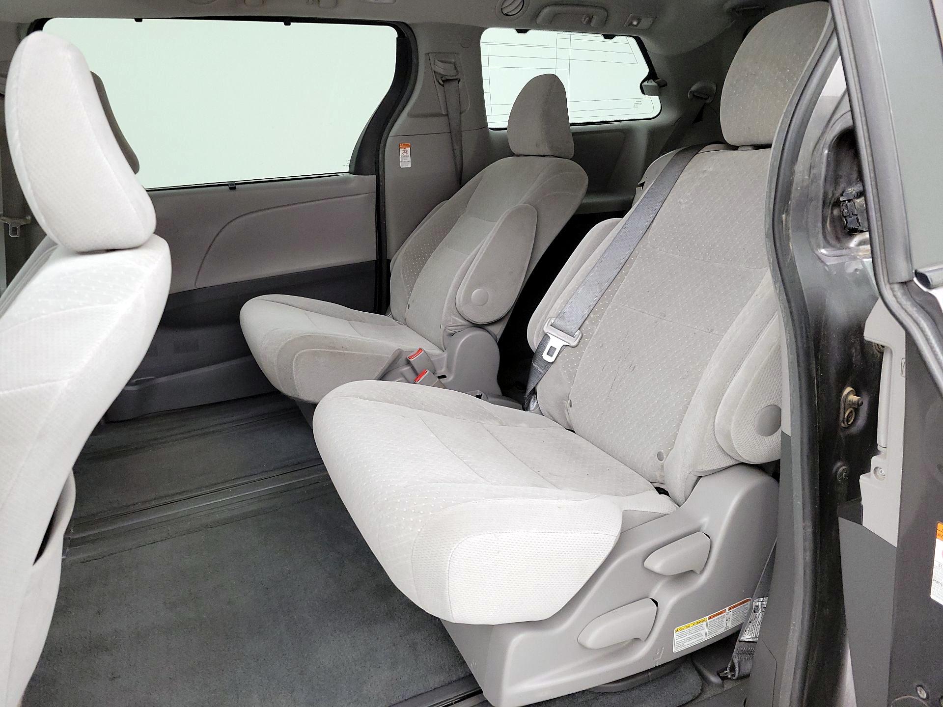 Thumbnail: 2017 Toyota Sienna - 19