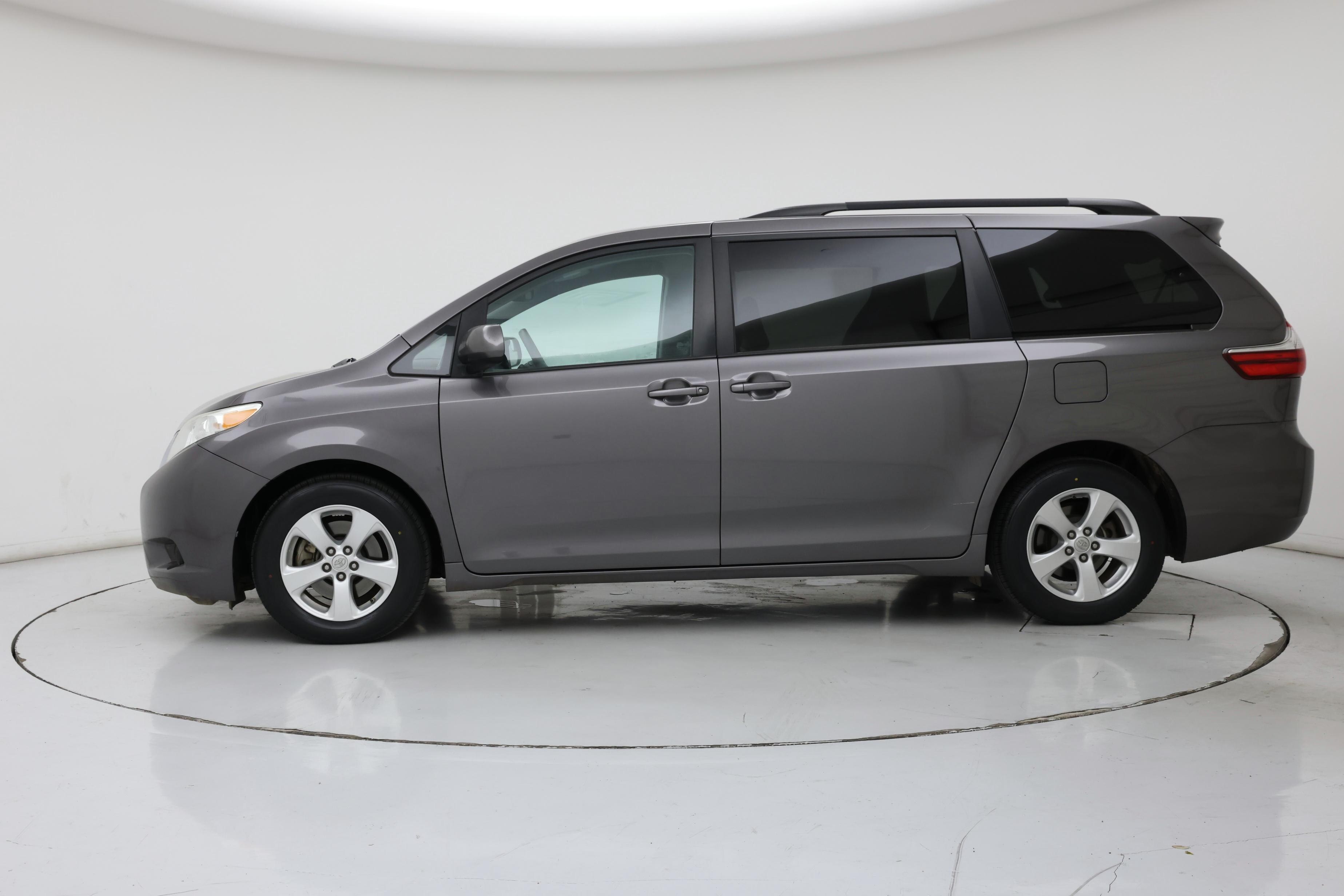 Thumbnail: 2017 Toyota Sienna - 3