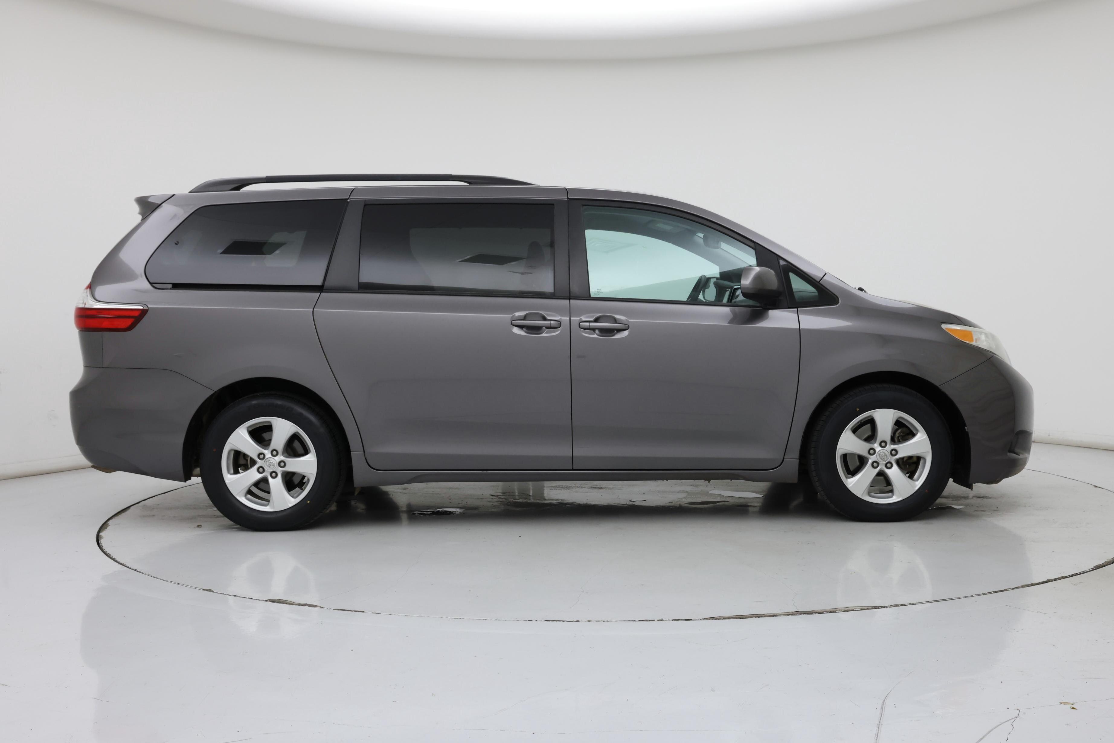 Thumbnail: 2017 Toyota Sienna - 7