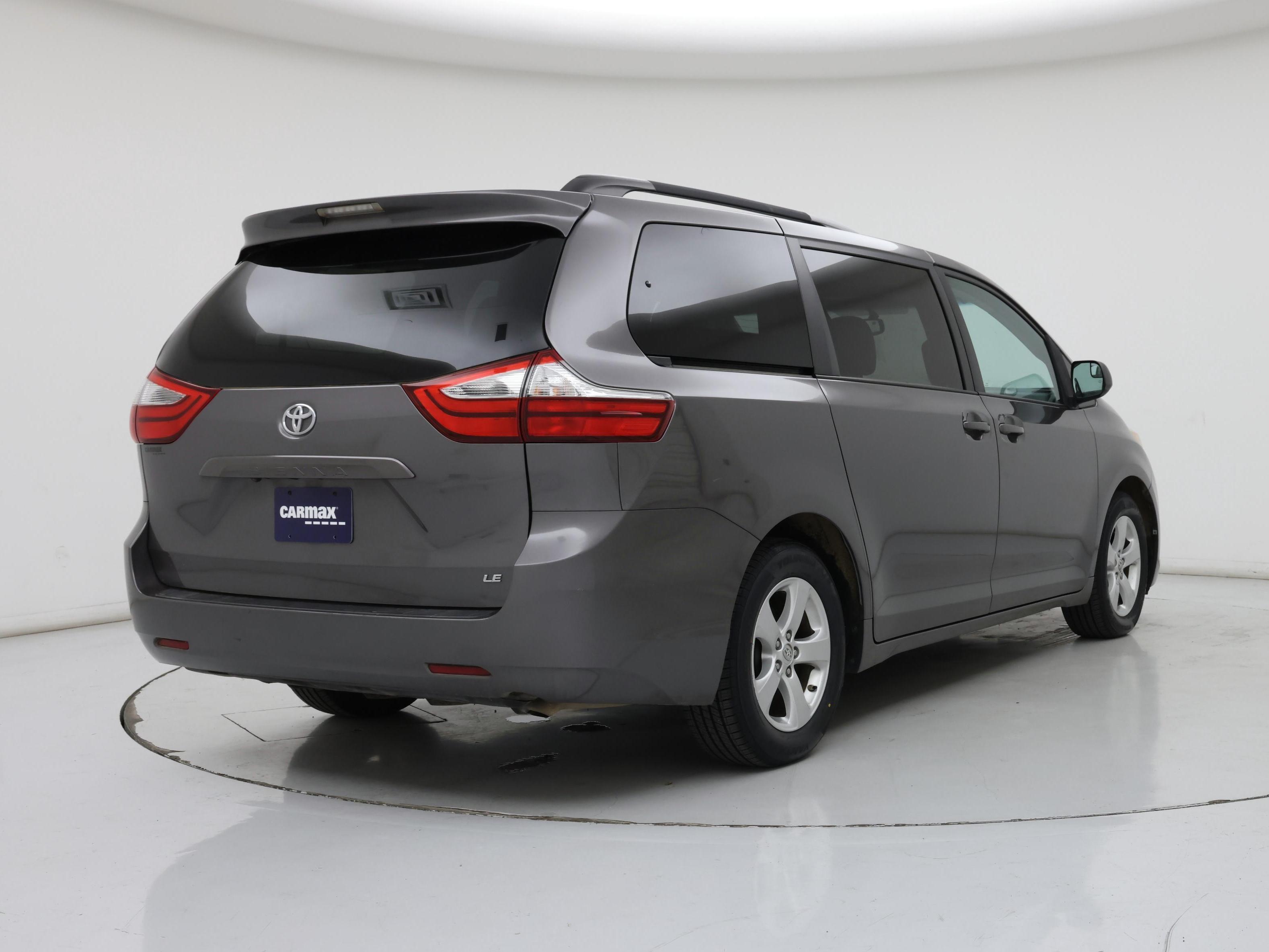 Thumbnail: 2017 Toyota Sienna - 8