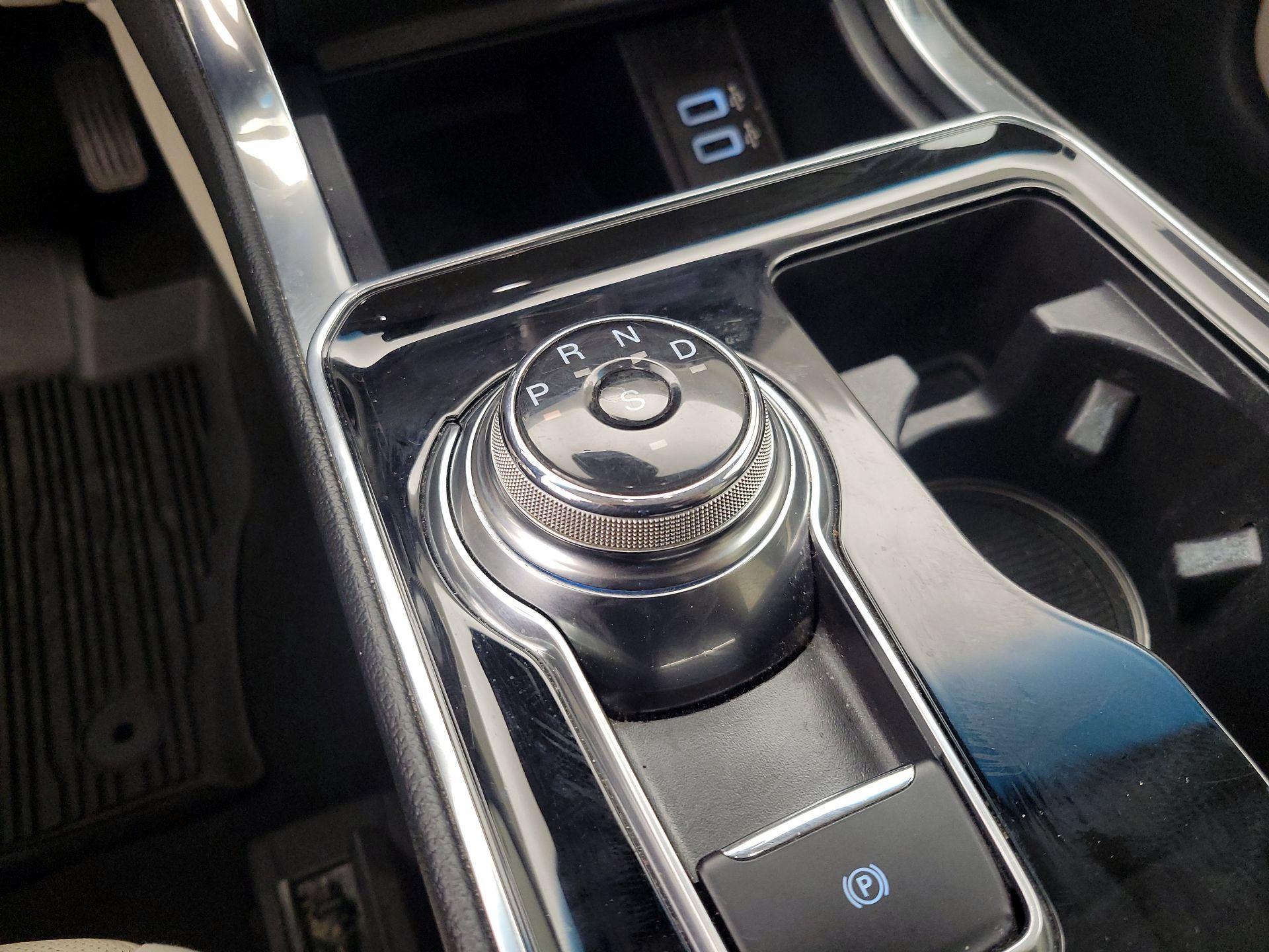 Thumbnail: 2019 Ford Edge - 16