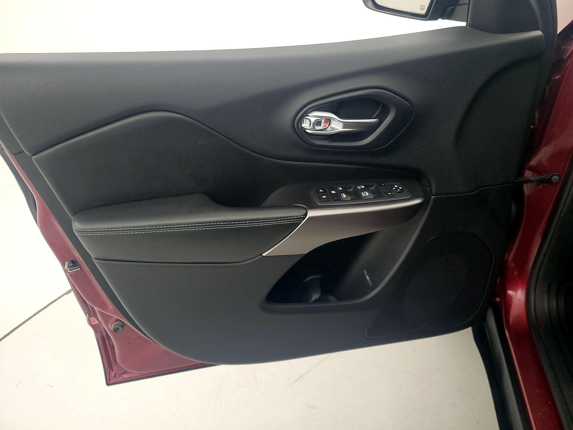 Thumbnail: 2020 Jeep Cherokee - 12