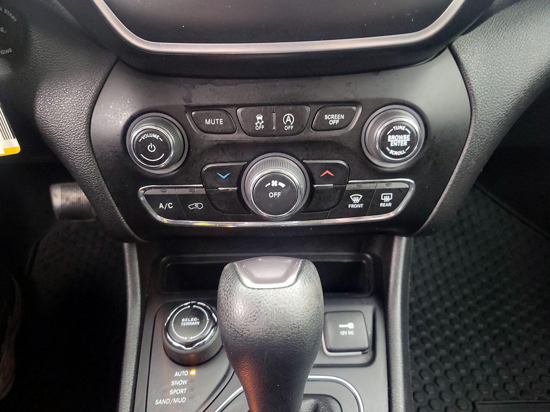 Thumbnail: 2020 Jeep Cherokee - 16