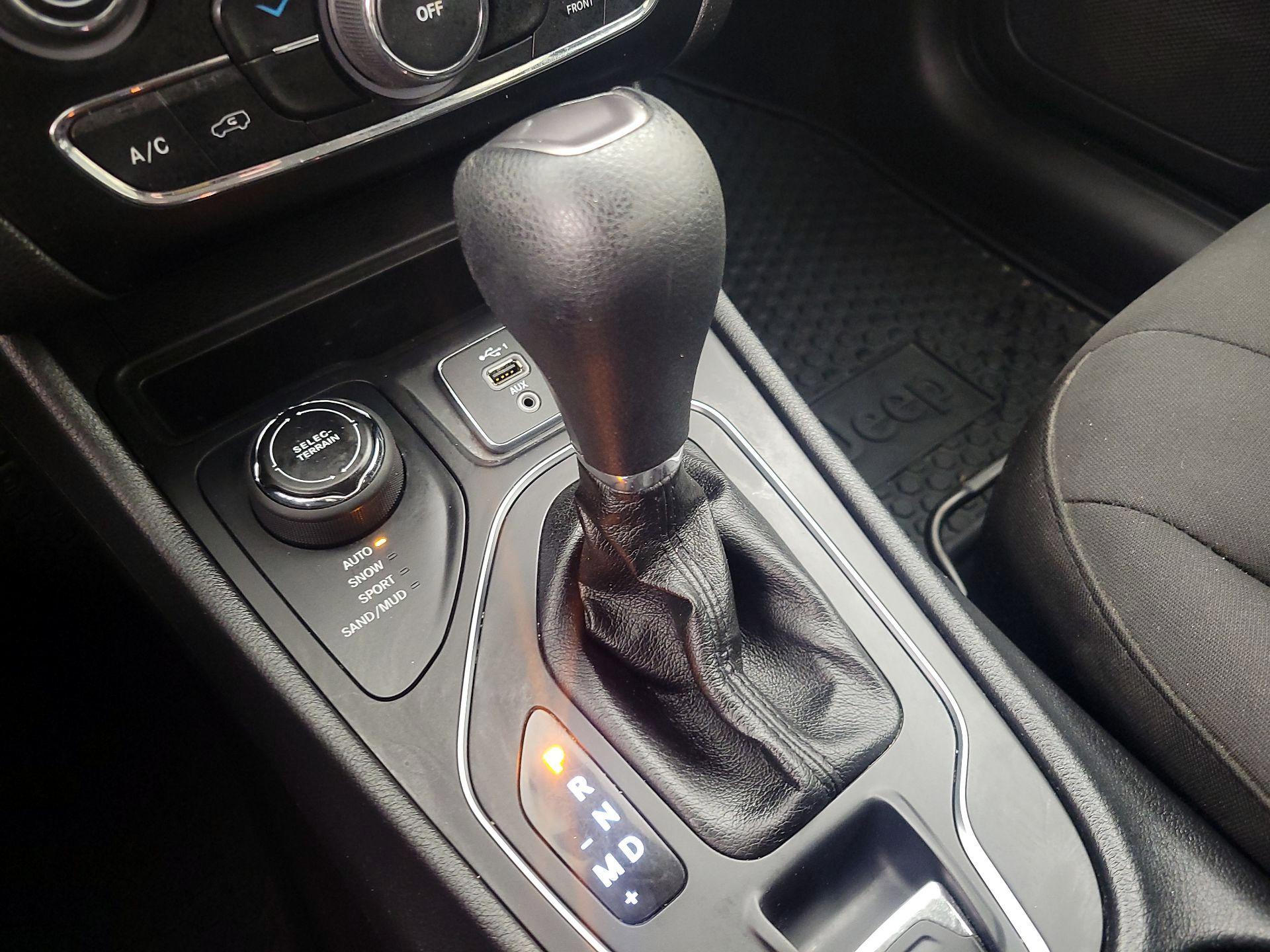 Thumbnail: 2020 Jeep Cherokee - 17