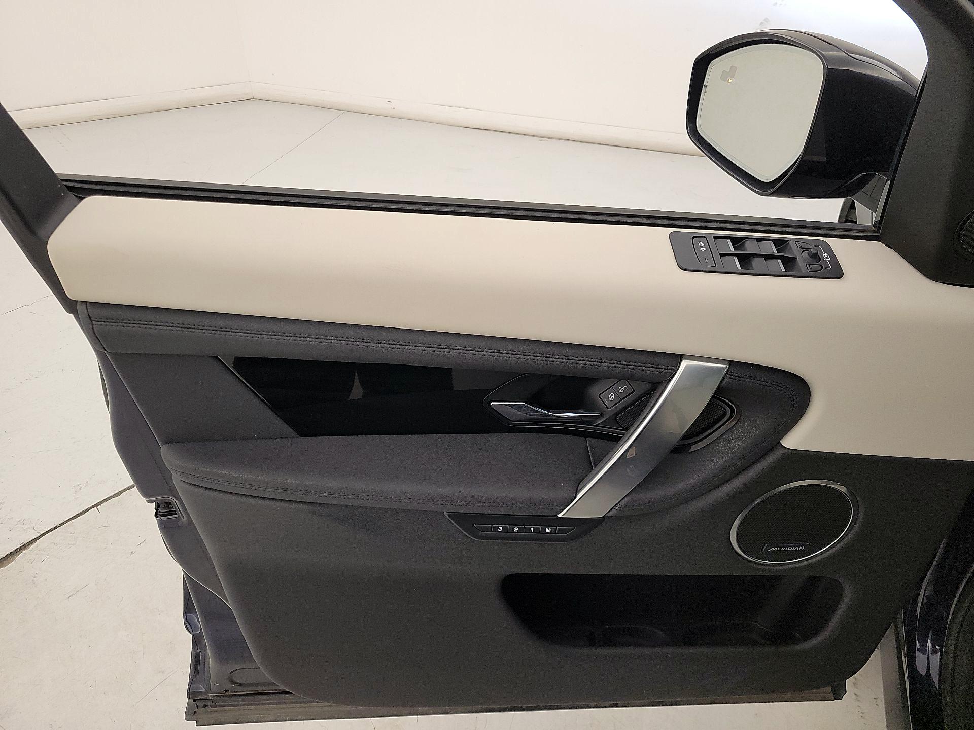 Thumbnail: 2020 Land Rover Discovery Sport - 12