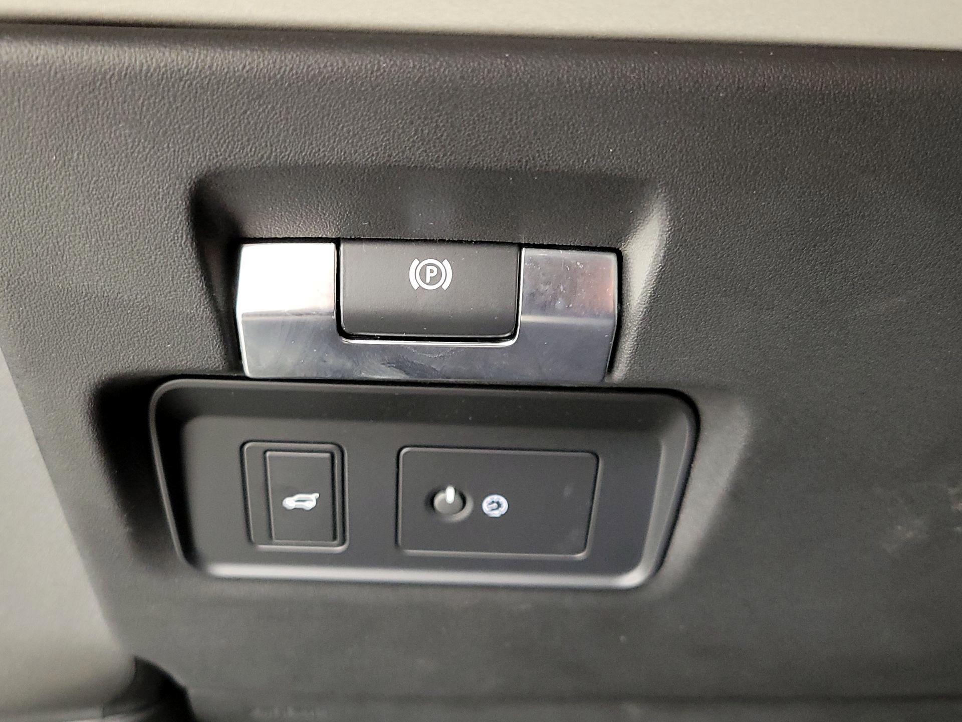 Thumbnail: 2020 Land Rover Discovery Sport - 13