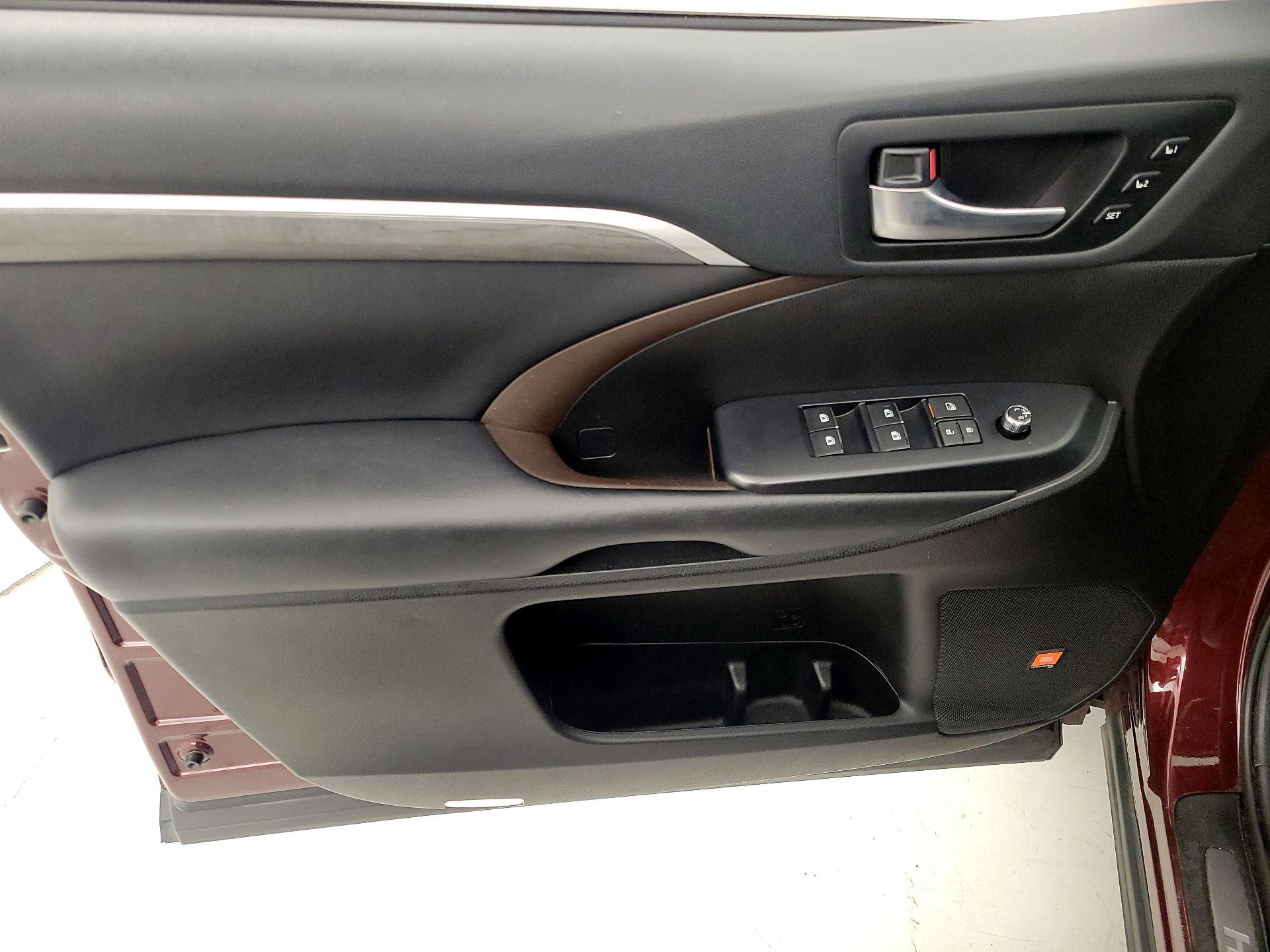 Thumbnail: 2019 Toyota Highlander - 12