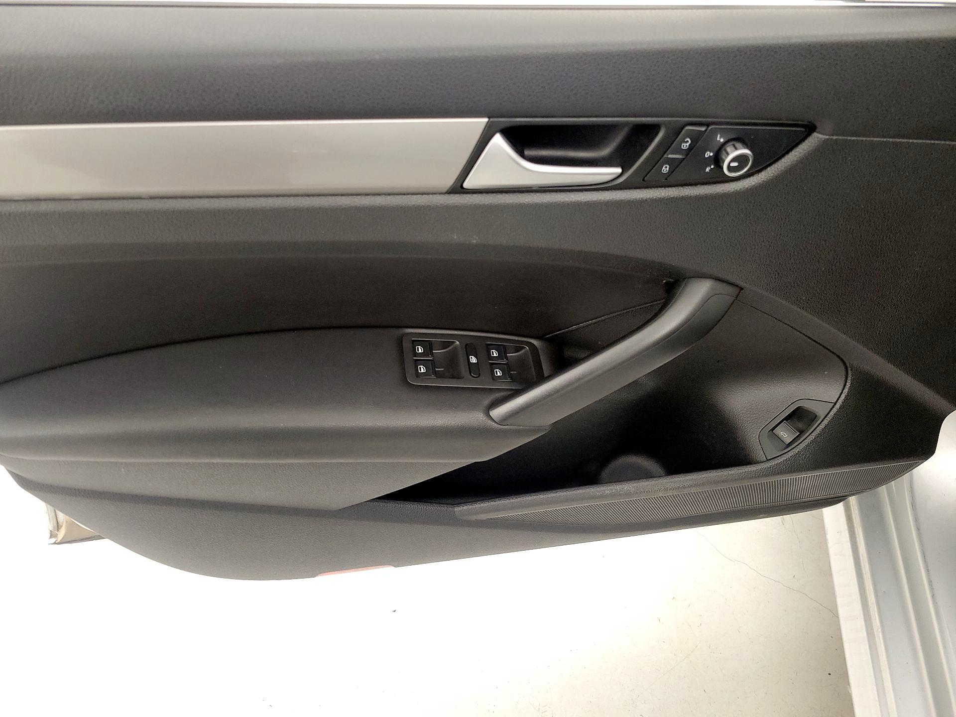 Thumbnail: 2015 Volkswagen Passat - 12