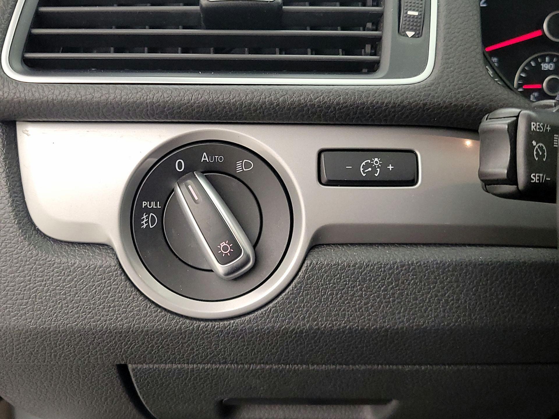 Thumbnail: 2015 Volkswagen Passat - 13