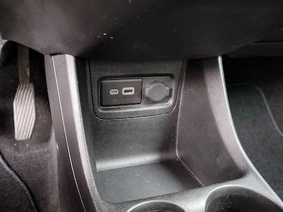 USB/AUX Ports