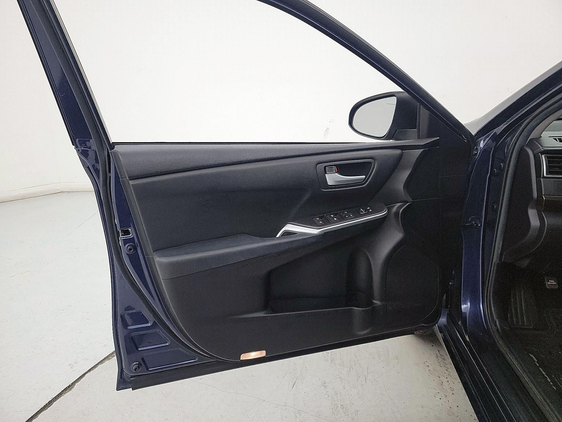 Thumbnail: 2015 Toyota Camry - 12