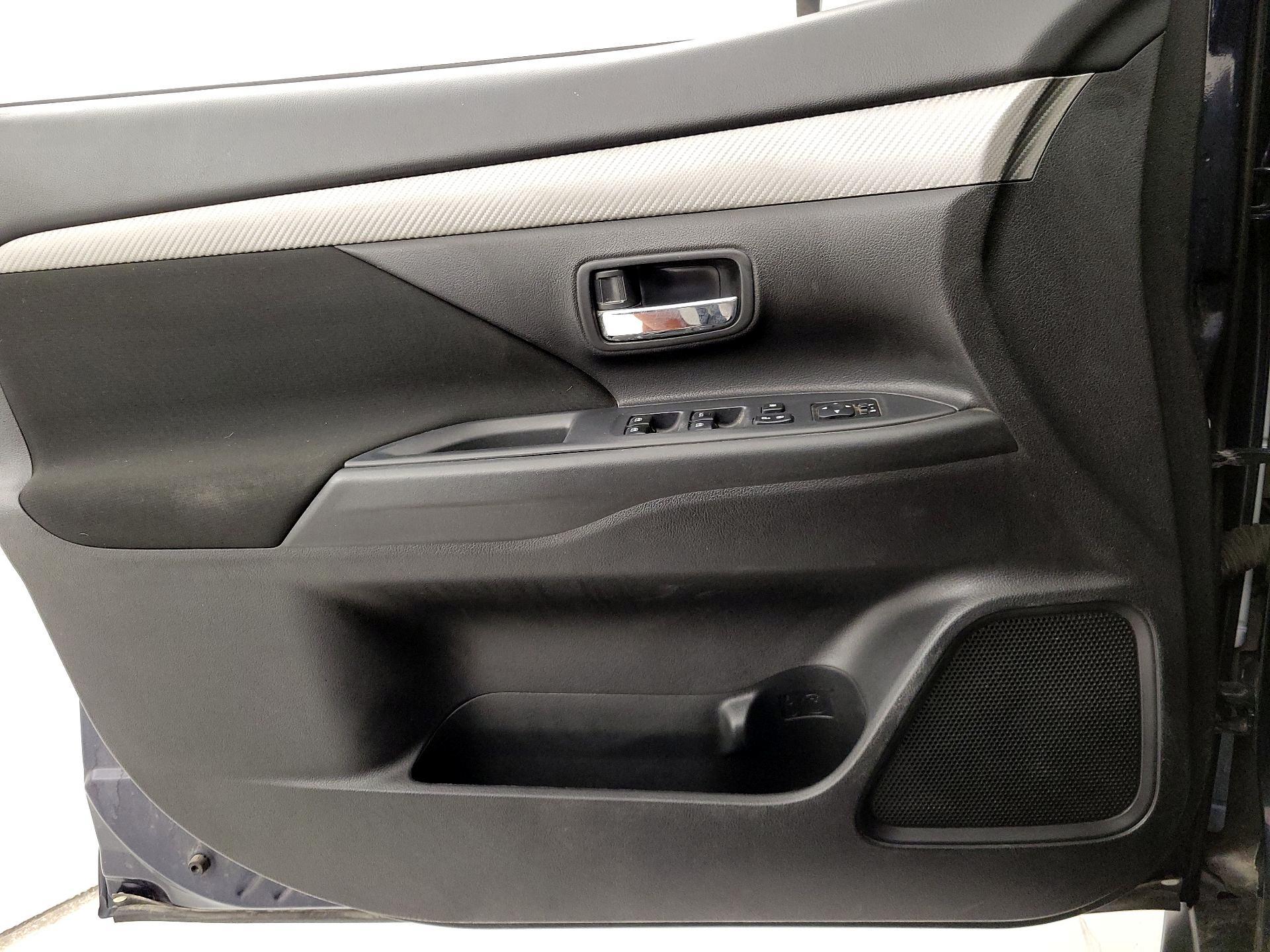 Thumbnail: 2018 Mitsubishi Outlander - 12