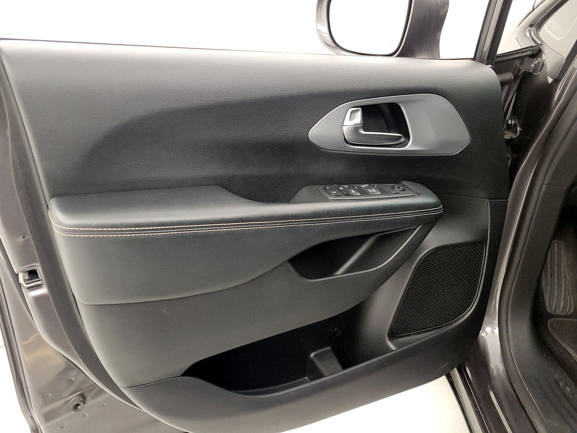 Thumbnail: 2019 Chrysler Pacifica - 12