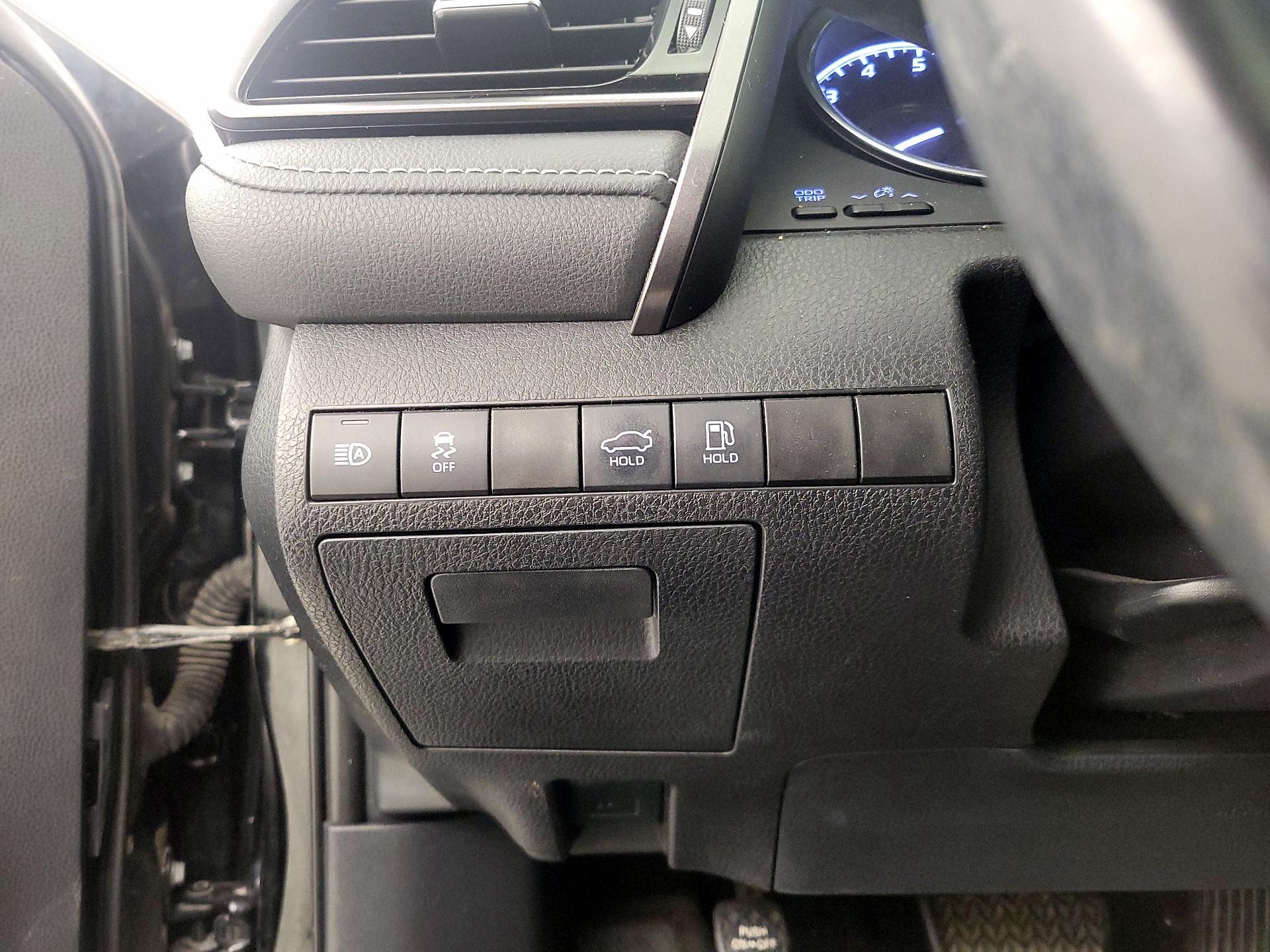 Thumbnail: 2019 Toyota Camry - 13