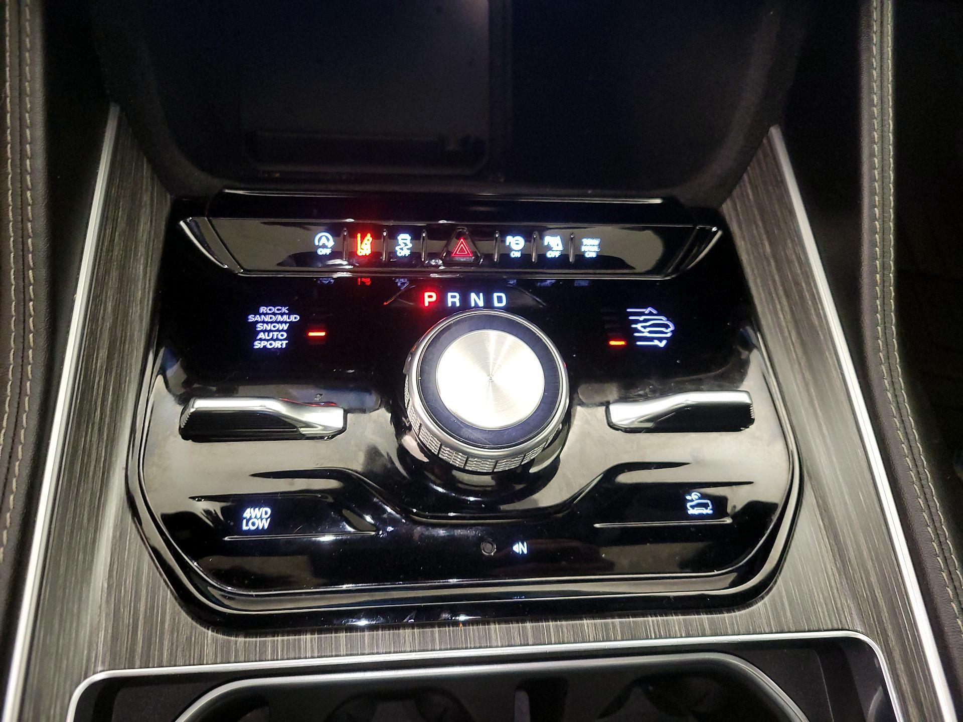 Thumbnail: 2023 Jeep Wagoneer - 18