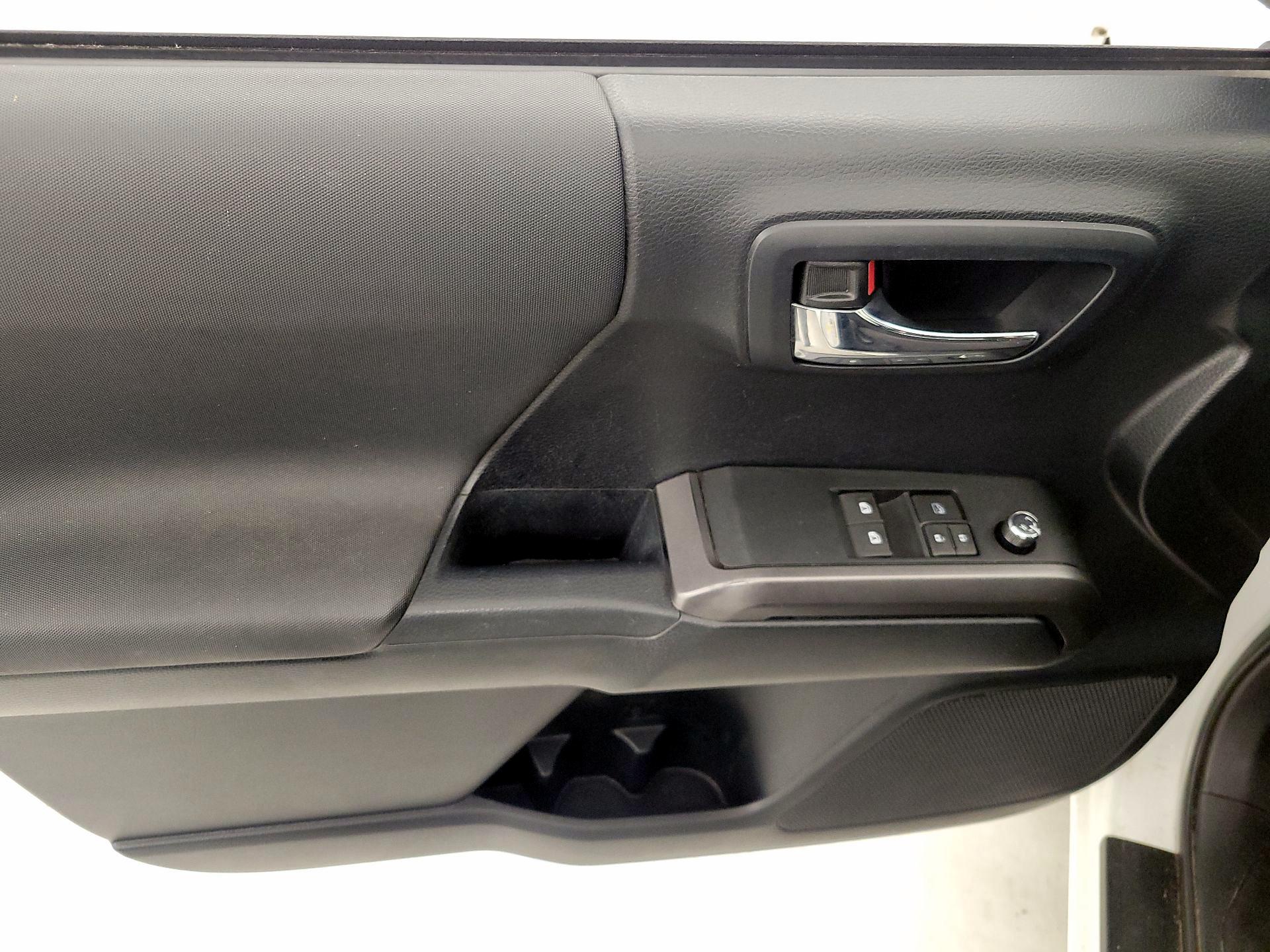 Thumbnail: 2016 Toyota Tacoma - 12