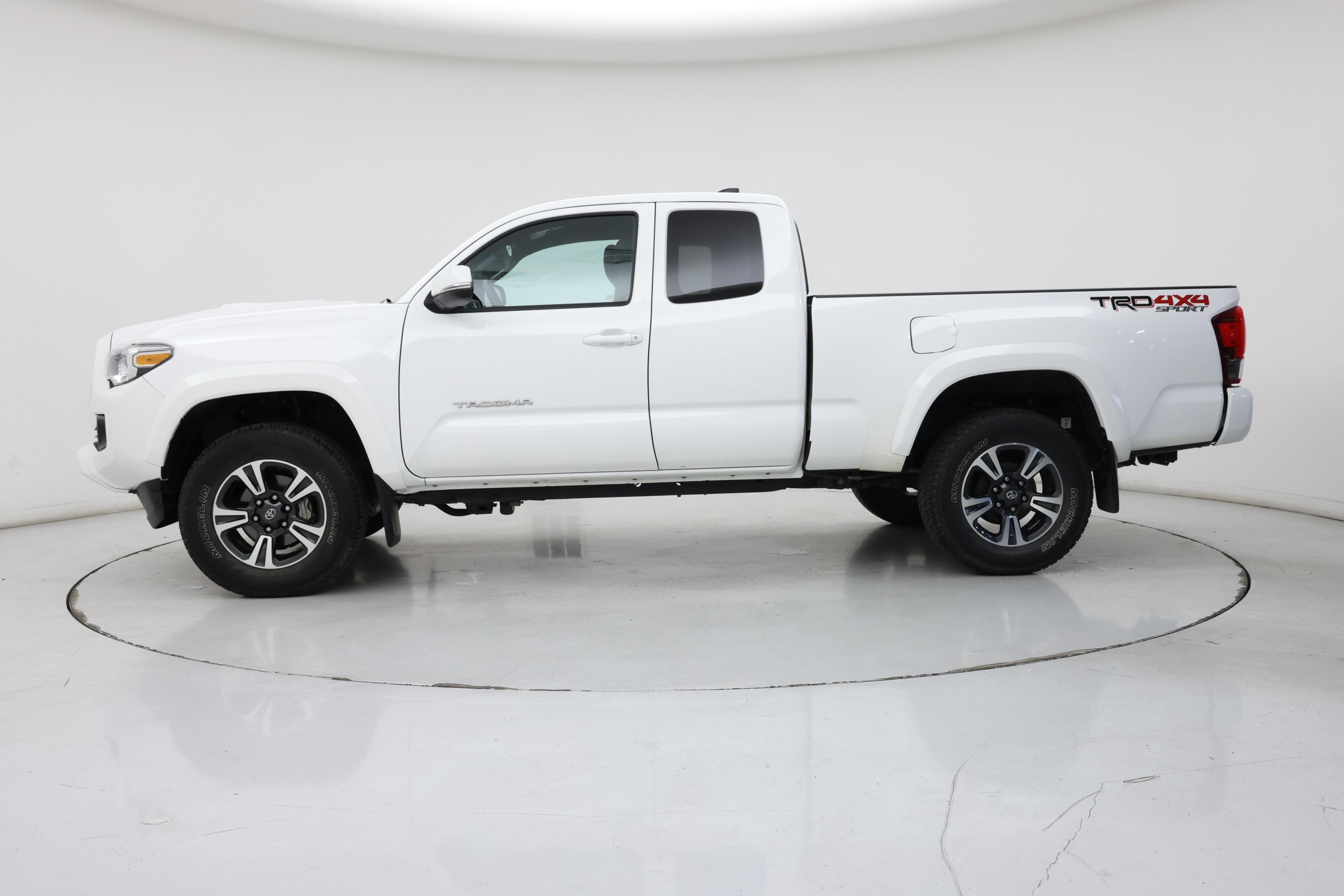 Thumbnail: 2016 Toyota Tacoma - 3