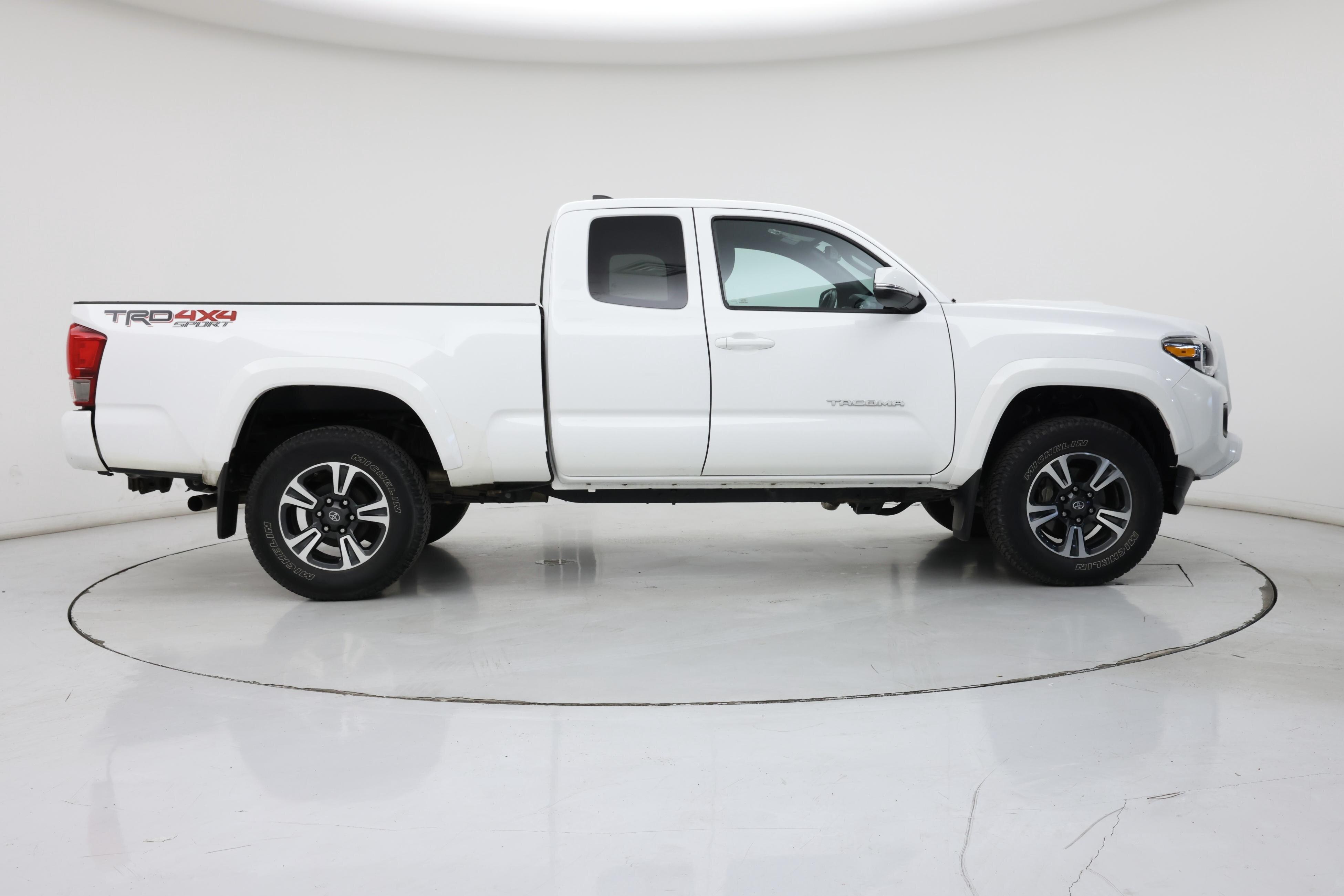 Thumbnail: 2016 Toyota Tacoma - 7