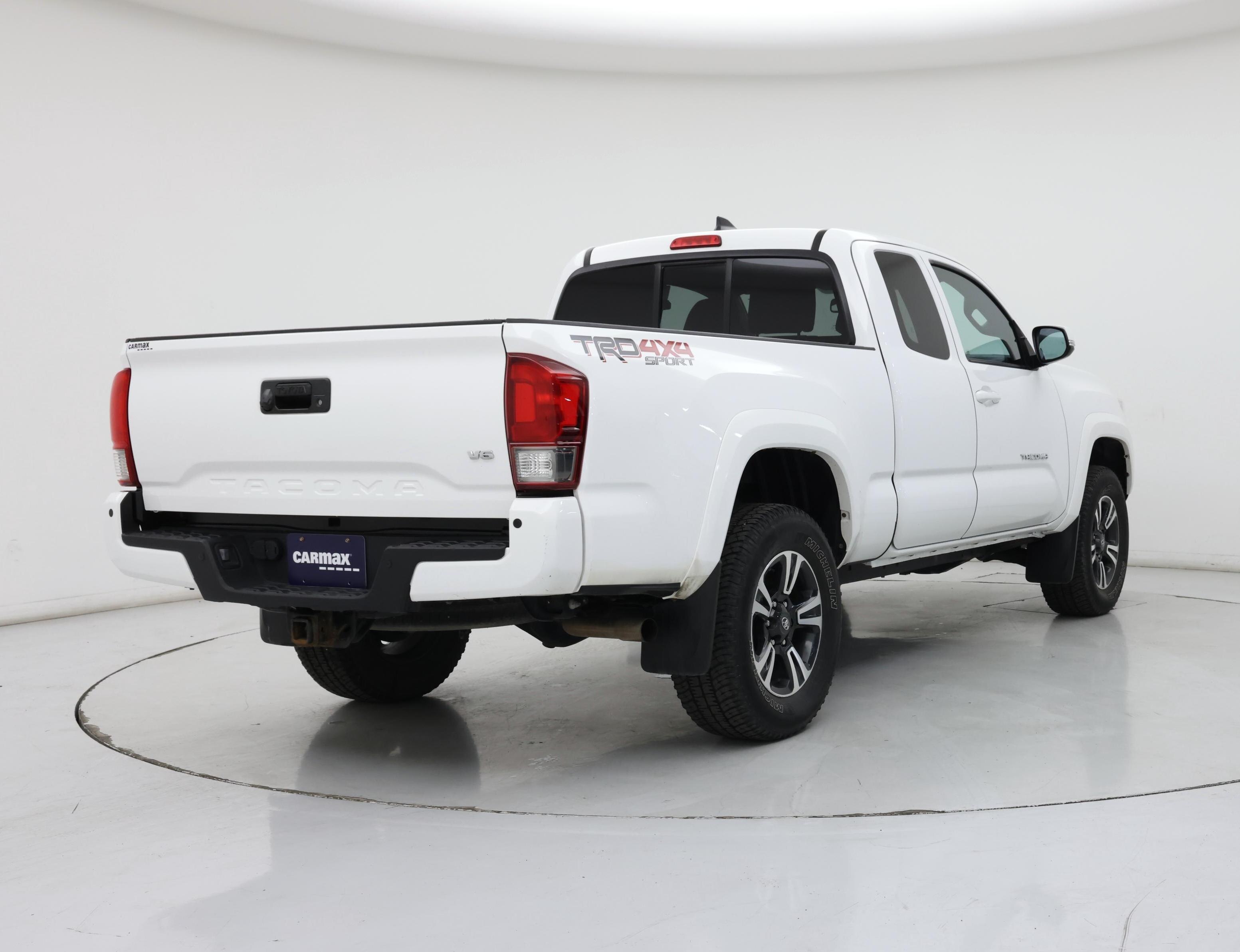 Thumbnail: 2016 Toyota Tacoma - 8