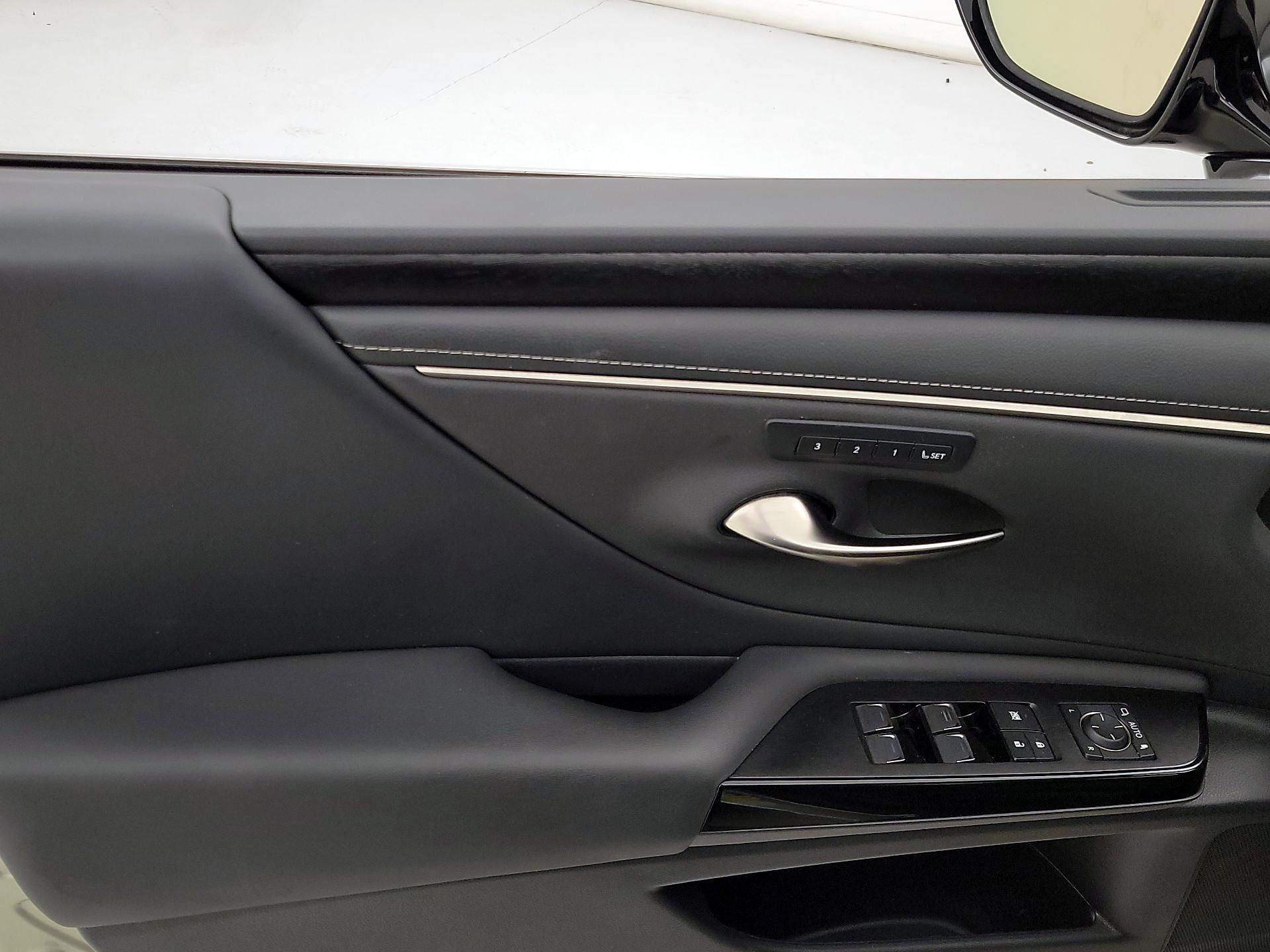 Thumbnail: 2022 Lexus ES - 12