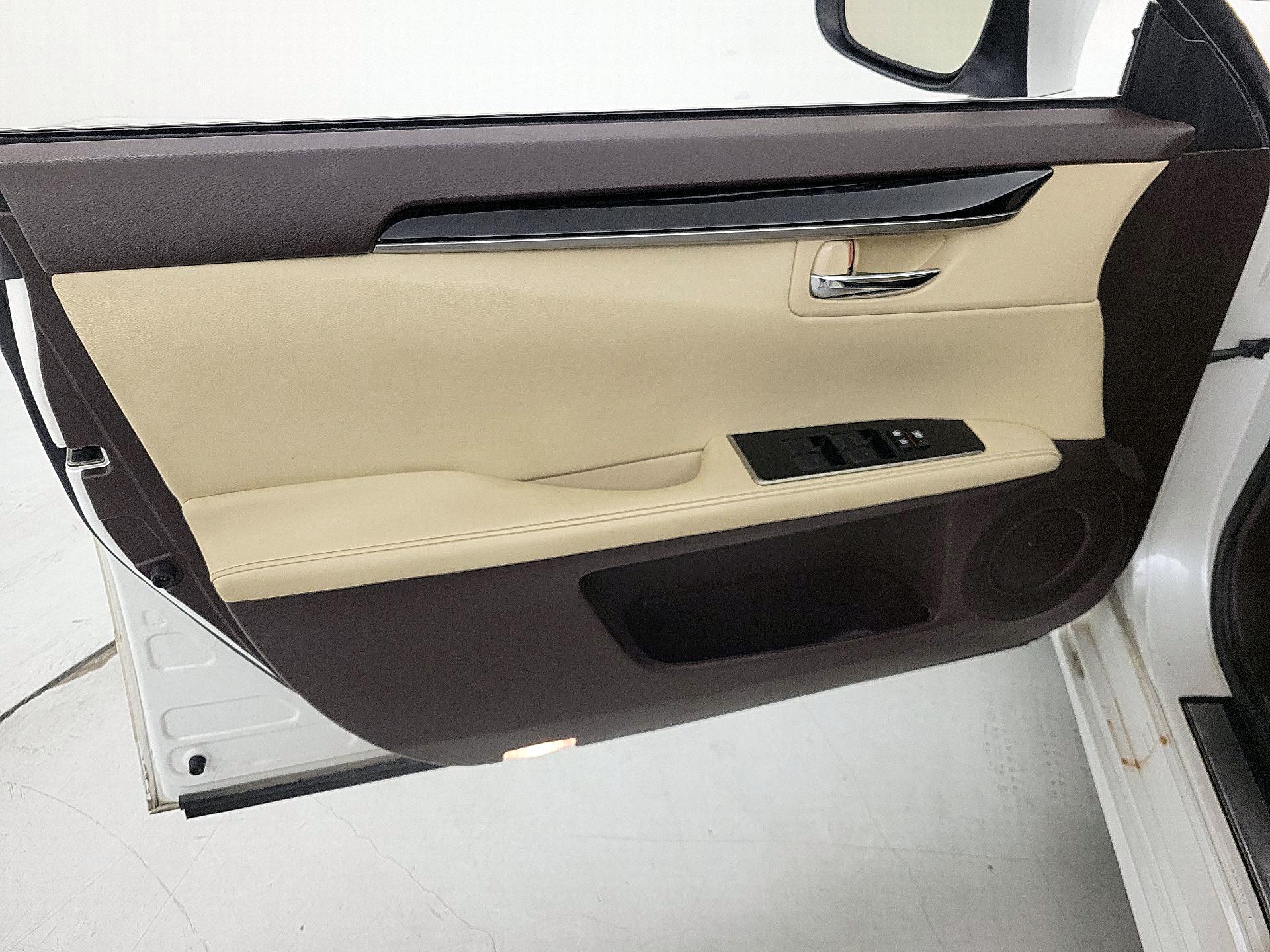 Thumbnail: 2017 Lexus ES - 12