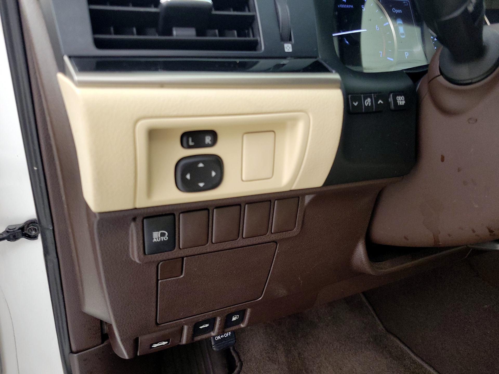 Thumbnail: 2017 Lexus ES - 13